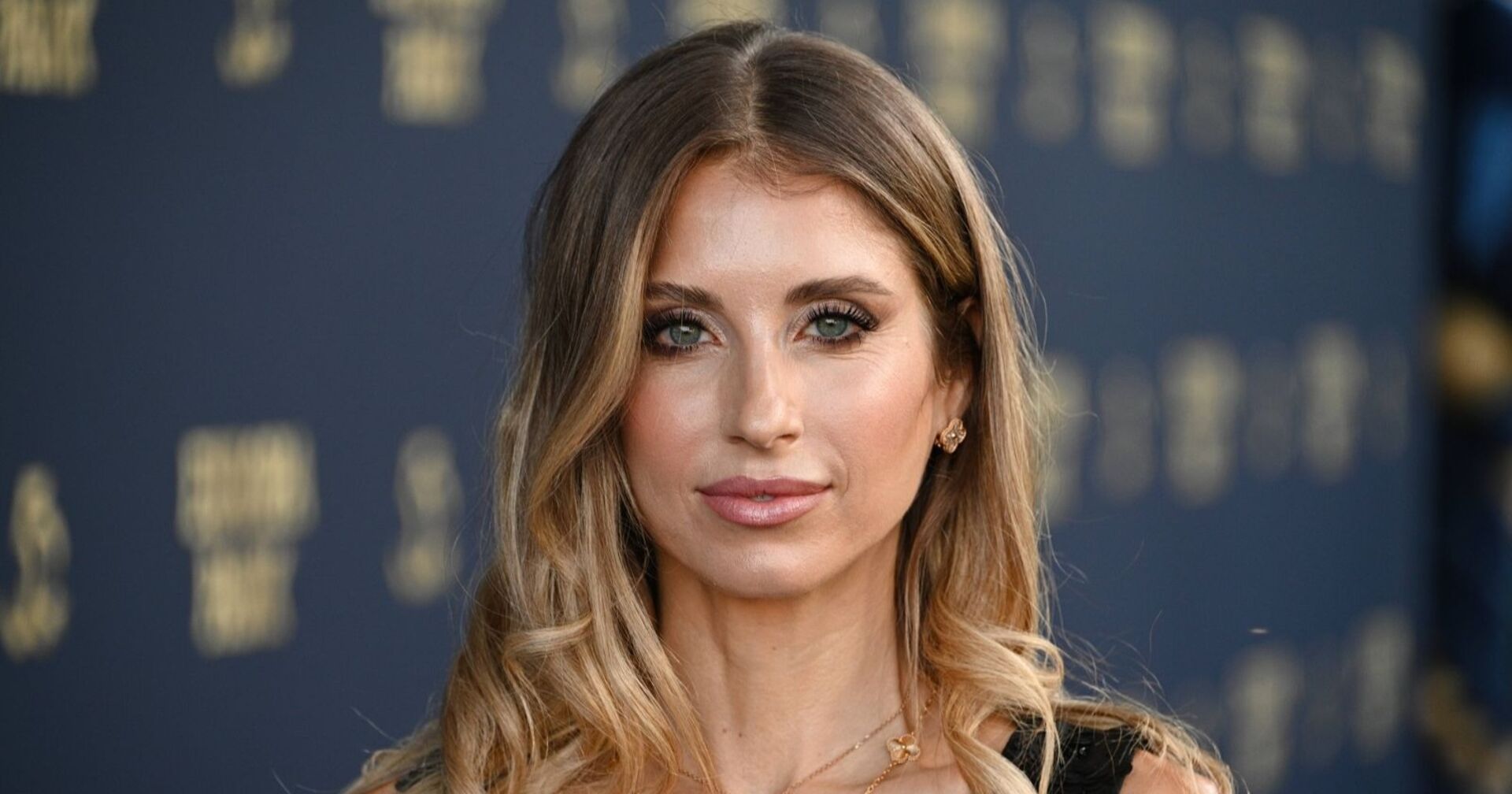 Cathy Hummels mit ernstem Gesicht