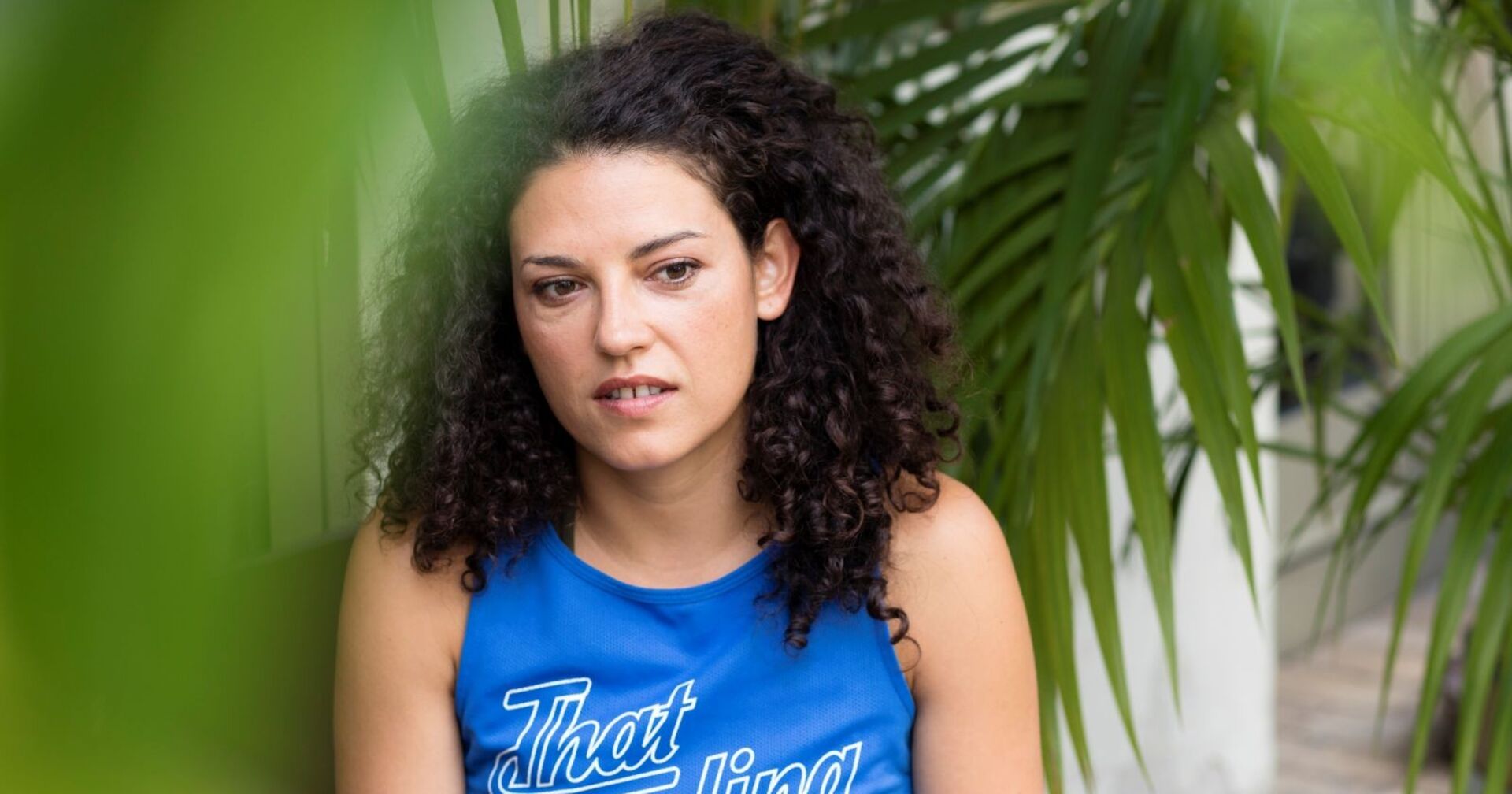 Claudia Kottal mit blauem T-Shirt.