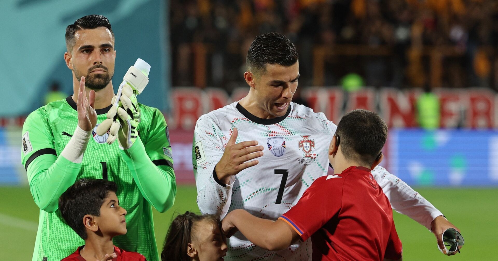 Cristiano Ronaldo umarmt den Jungen und muntert ihn auf.