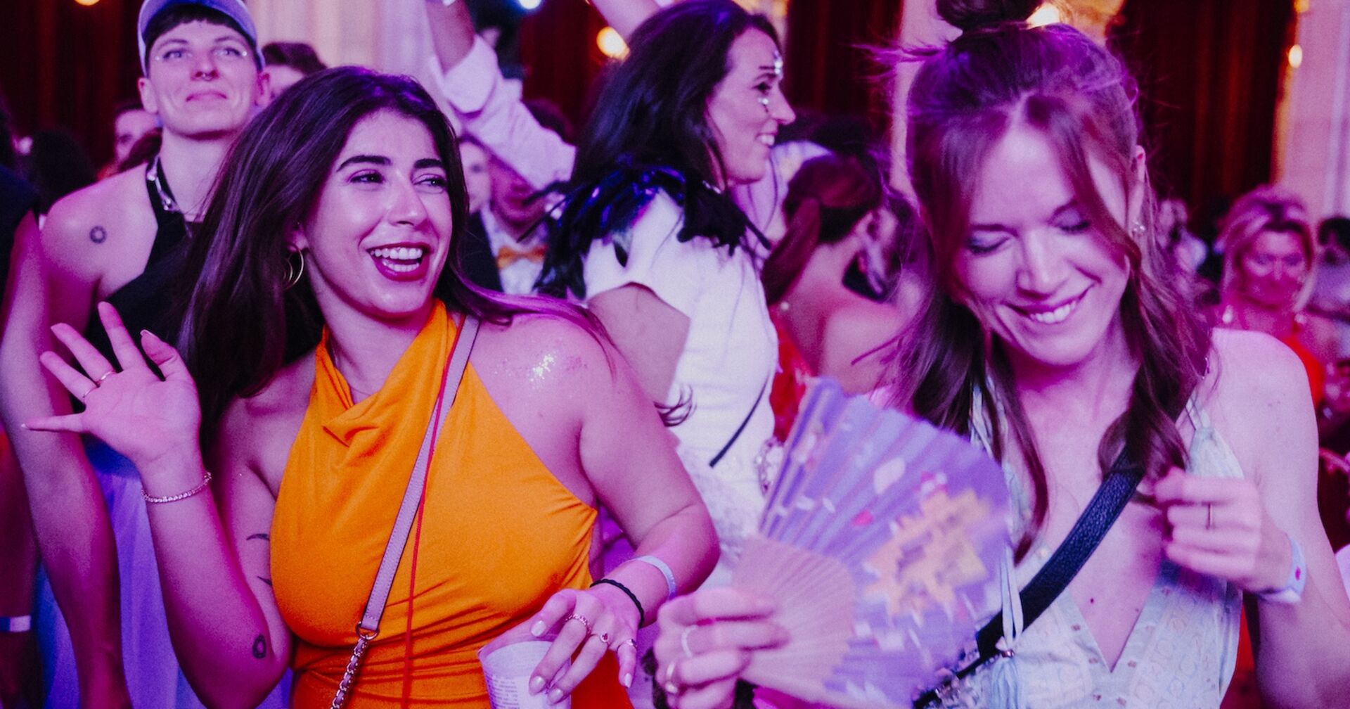 Junge Menschen tanzen in bunten Outfits