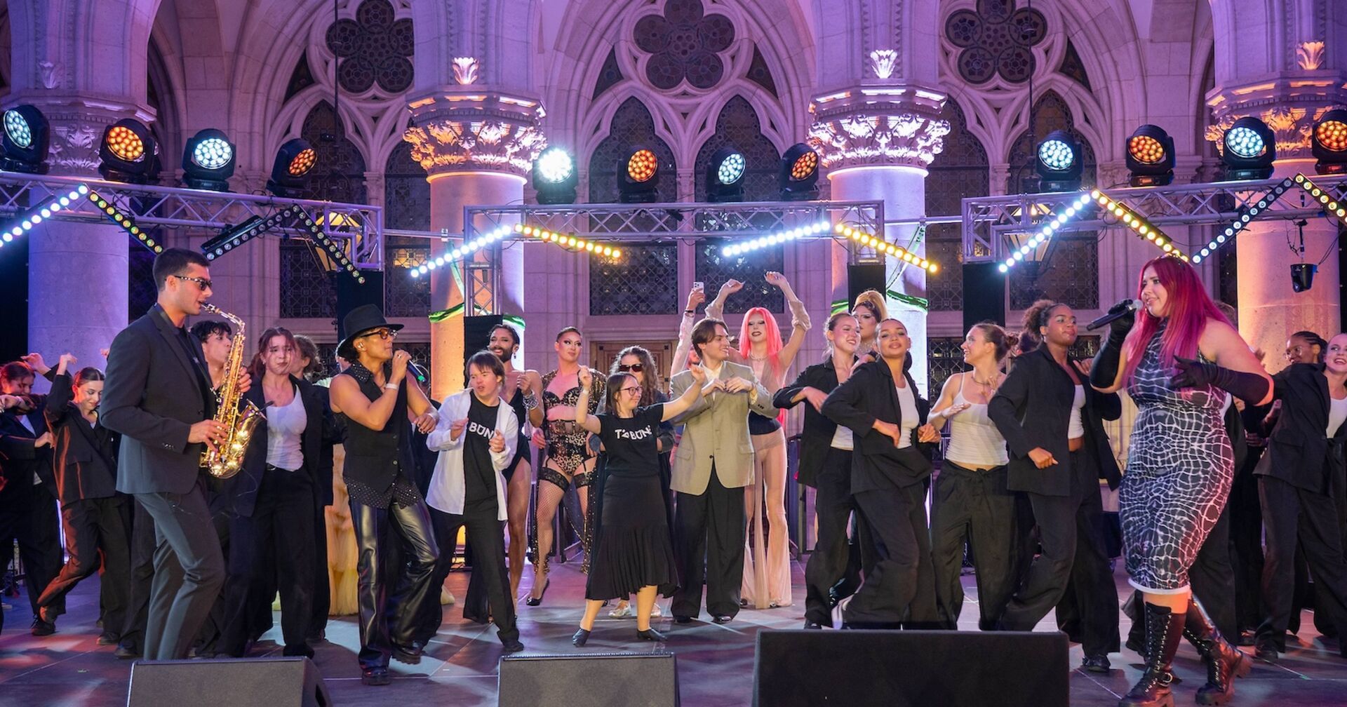 Volle Bühne bei der Eröffnung des Diversity Balls 2025