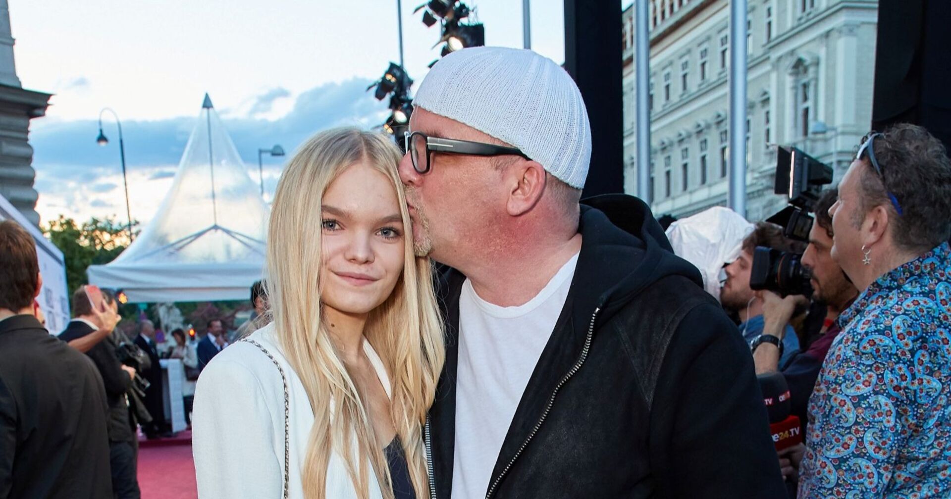 DJ Ötzi küsst seine Tochter Lisa-Marie Friedle auf den Kopf