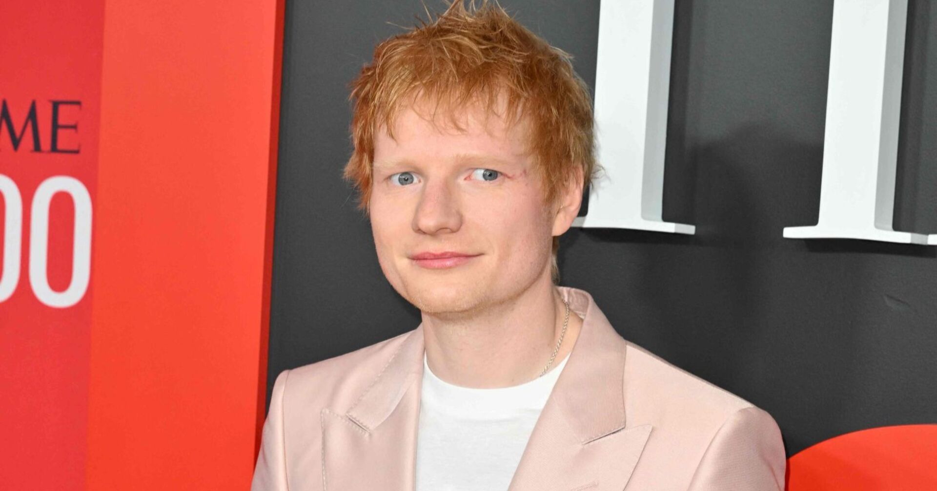 Ed Sheeran mit ernstem Gesichtsausdruck