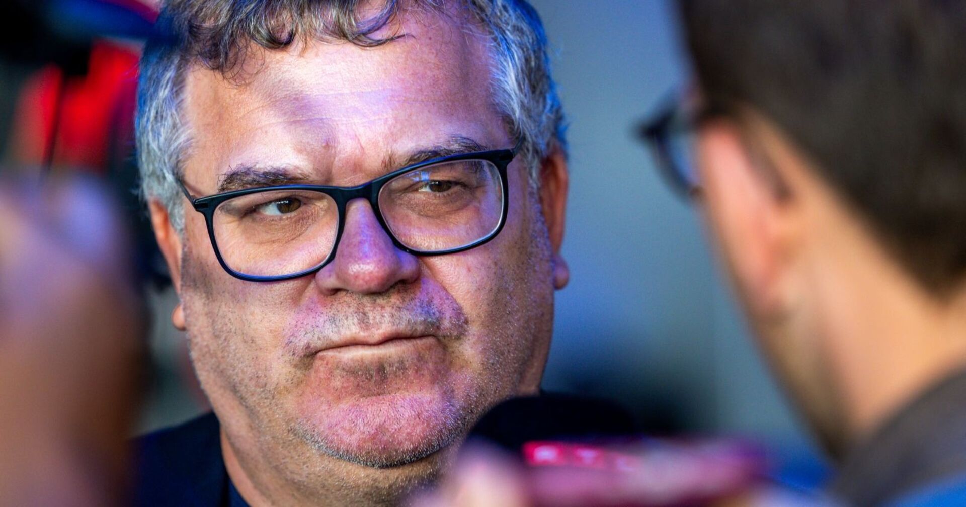 Elton mit einem ernsten Gesichtsausdruck