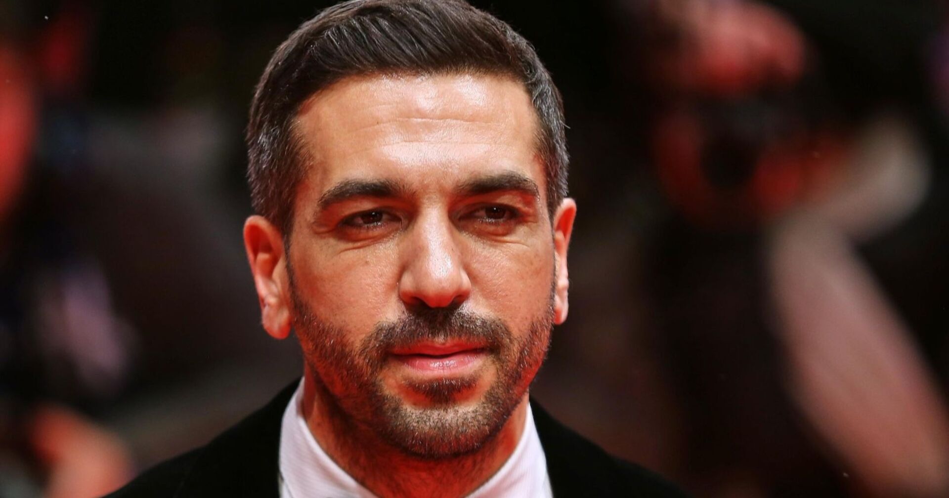 Elyas M'Barek mit Anzug