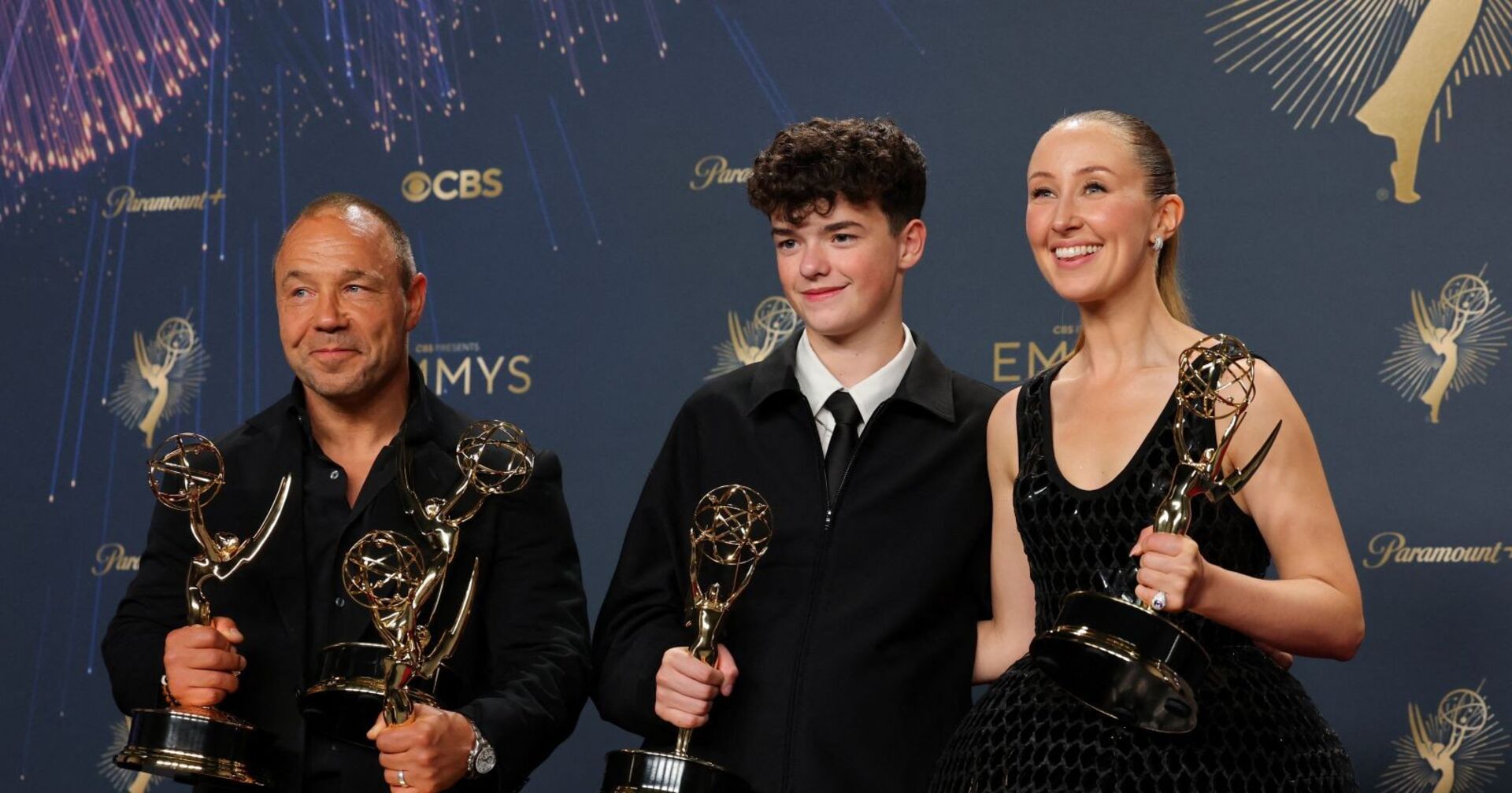 Stephen Graham, Owen Cooper und Erin Doherty halten ihre Emmy-Trophäen bei den Emmys 2025. Owen Cooper wurde mit 15 Jahren als jüngster männlicher Schauspieler ausgezeichnet.