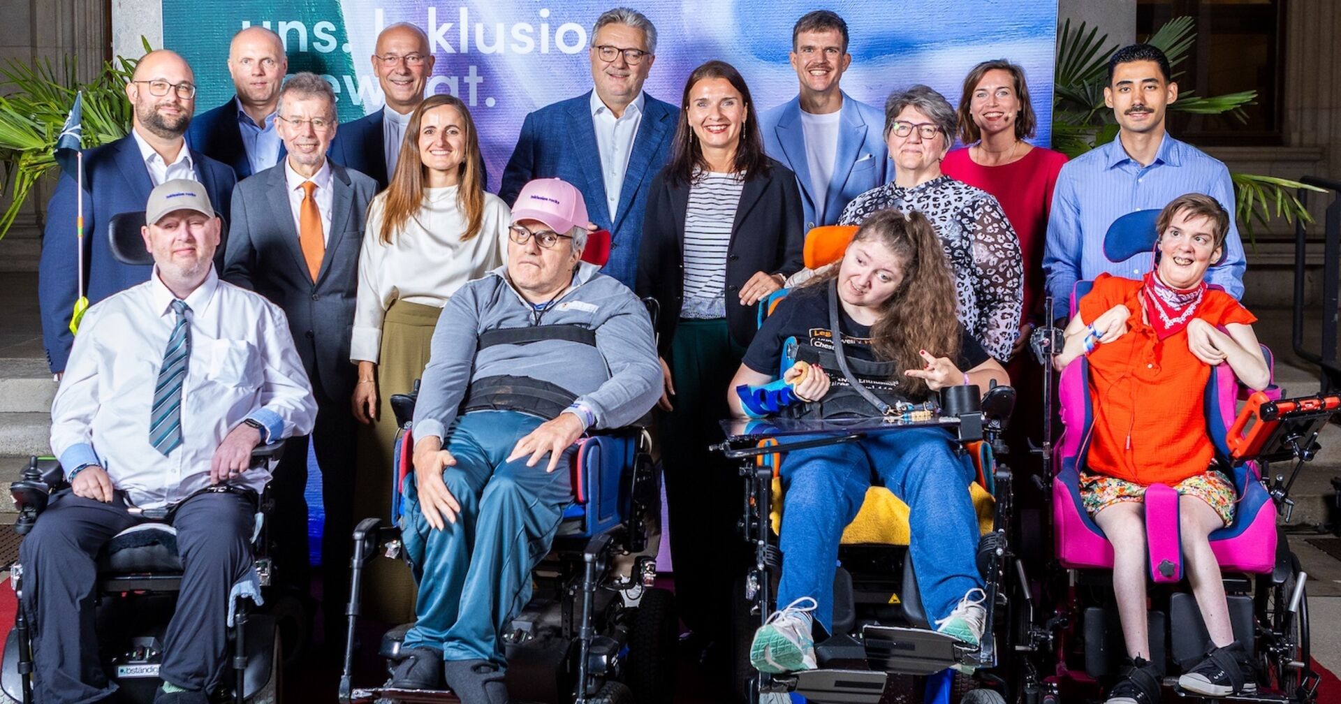 Menschen mit Behinderung und Vertreter der Stadt und des Inklusionsvereins im Rathaus