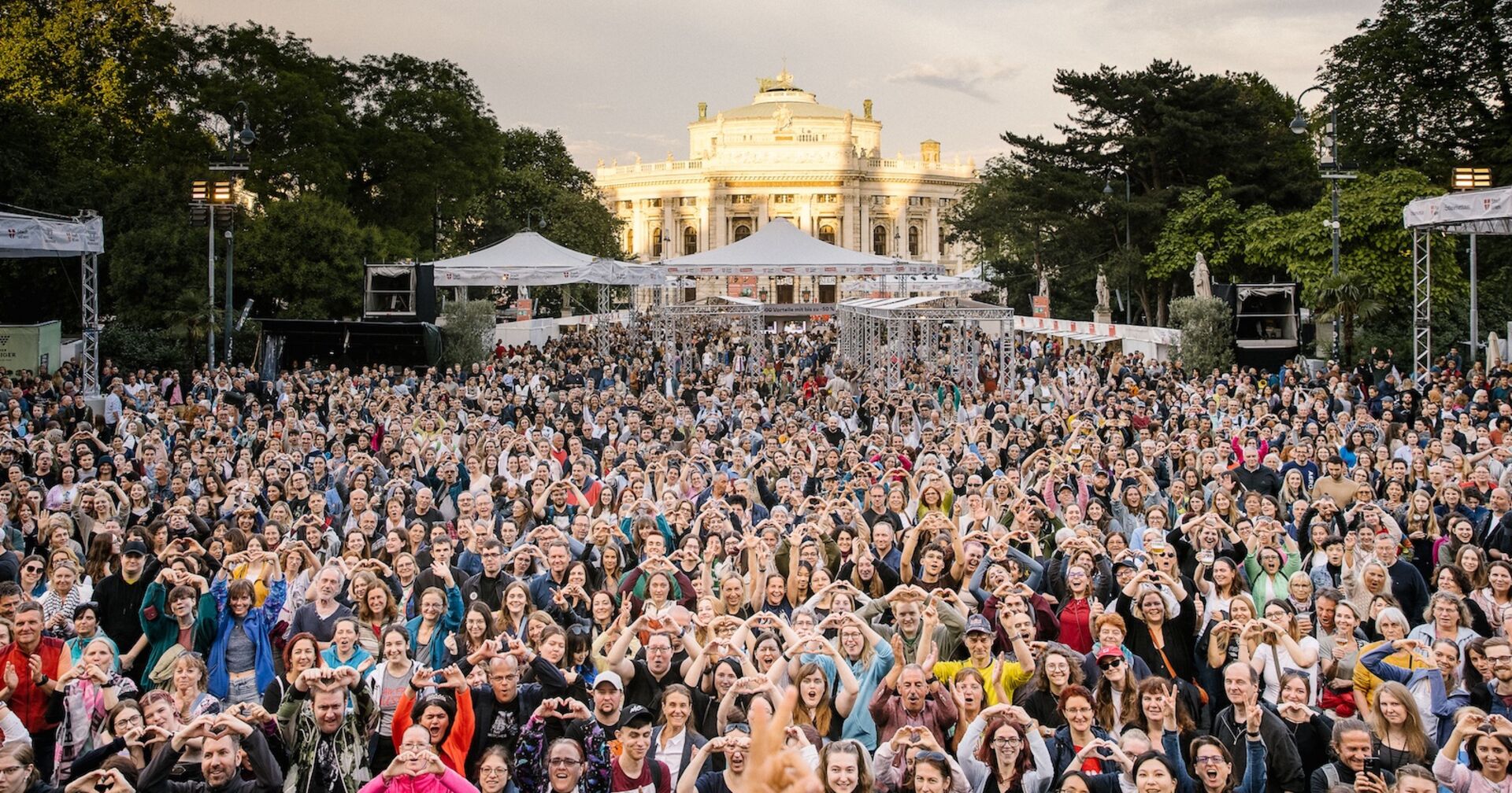 Menschenmassen vor einer Bühne am Wiener Rathausplatz
