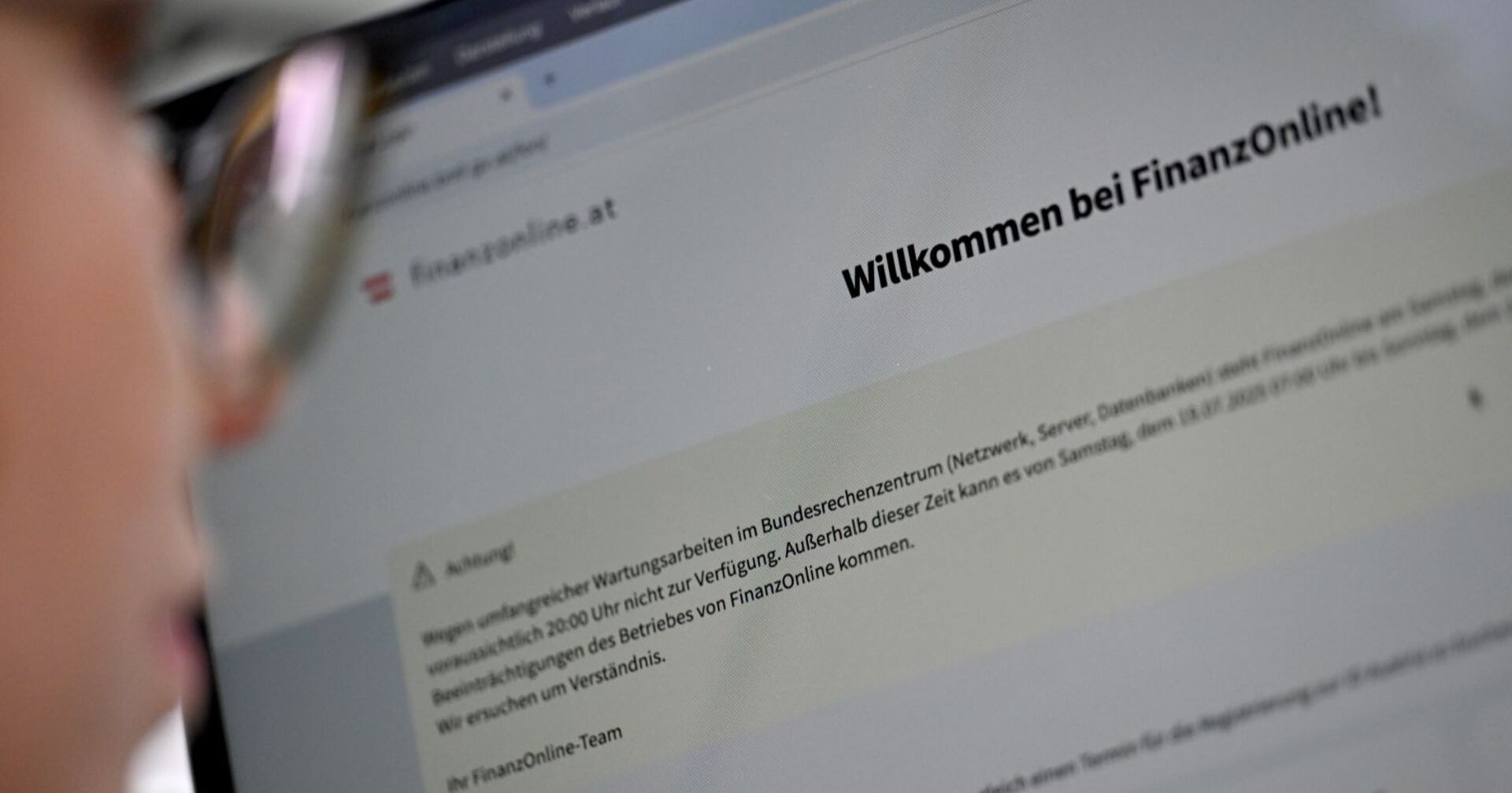 Eine junge Frau betrachte die Website von Finanz Online am Bildschirm eines Computers am Mittwoch, 16. Juli 2025, in Wien. Illustration zur PK mit dem Titel &quot;Finanz Online - der einfache und sichere Weg zur Arbeitnehmerveranlagung?