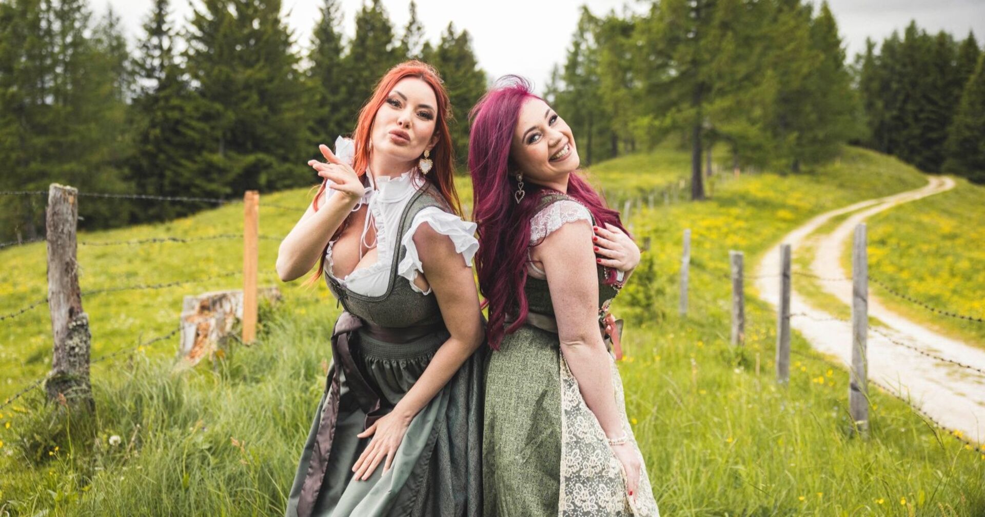 Kult-US-Maklerin Elizabeth mit Freundin Vanessa auf einer Wiese