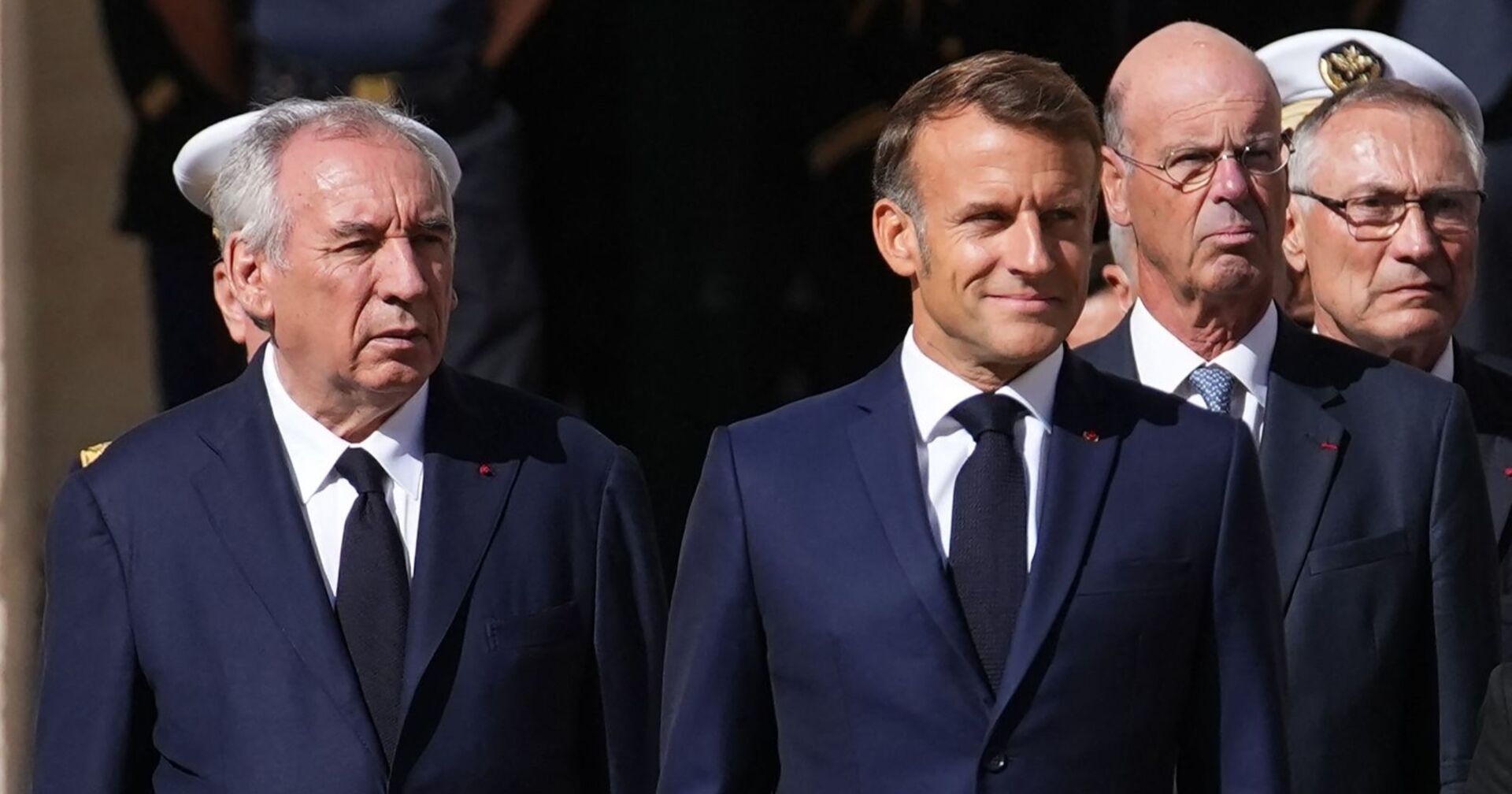 Der französische Premierminister François Bayrou (L) und der französische Präsident Emmanuel Macron nehmen am 5. September 2025 im Hof des Hôtel des Invalides in Paris an einer Abschiedszeremonie für den ehemaligen Generalstabschef der französischen Streitkräfte, Thierry Burkhard, teil