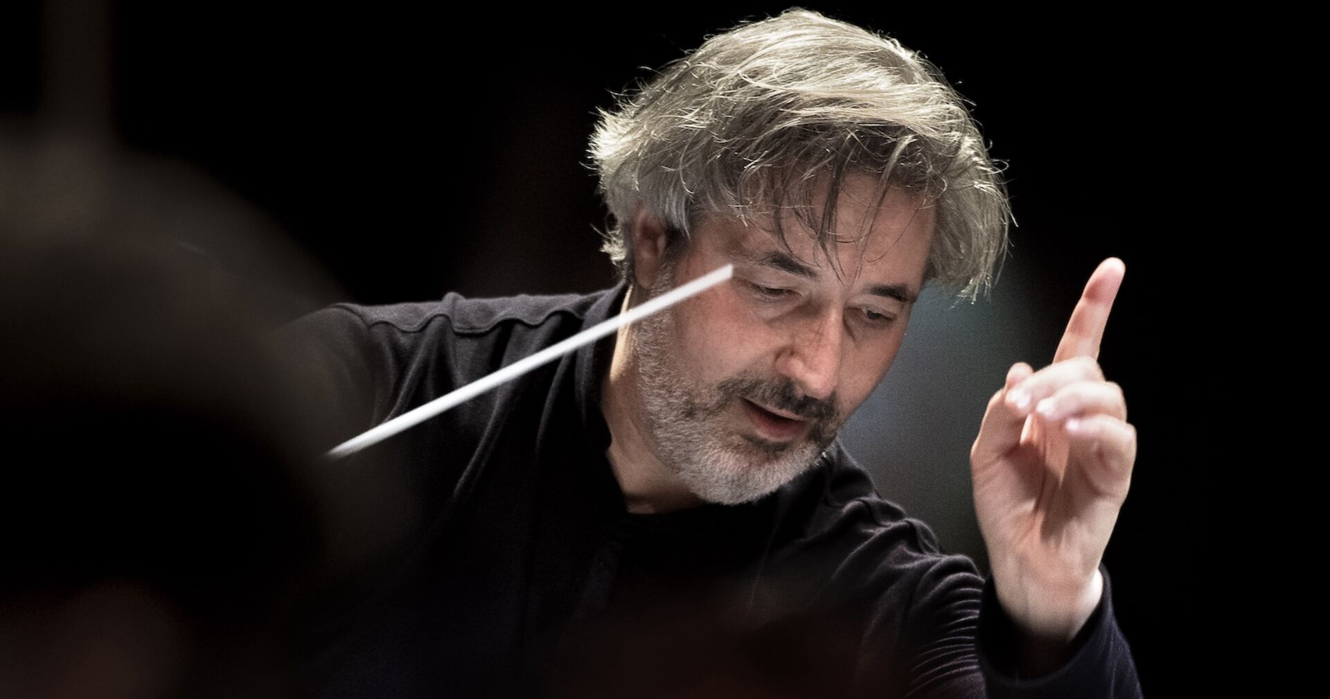 Ein Dirigent auf der Bühne