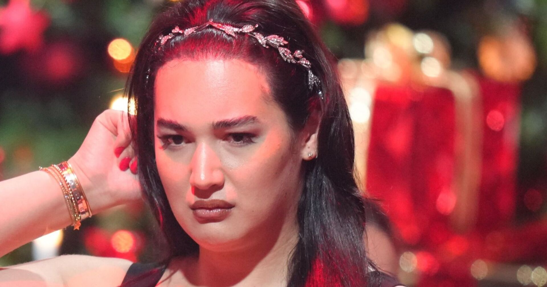 Alex Mariah Peter mit ernstem Gesichtsausdruck