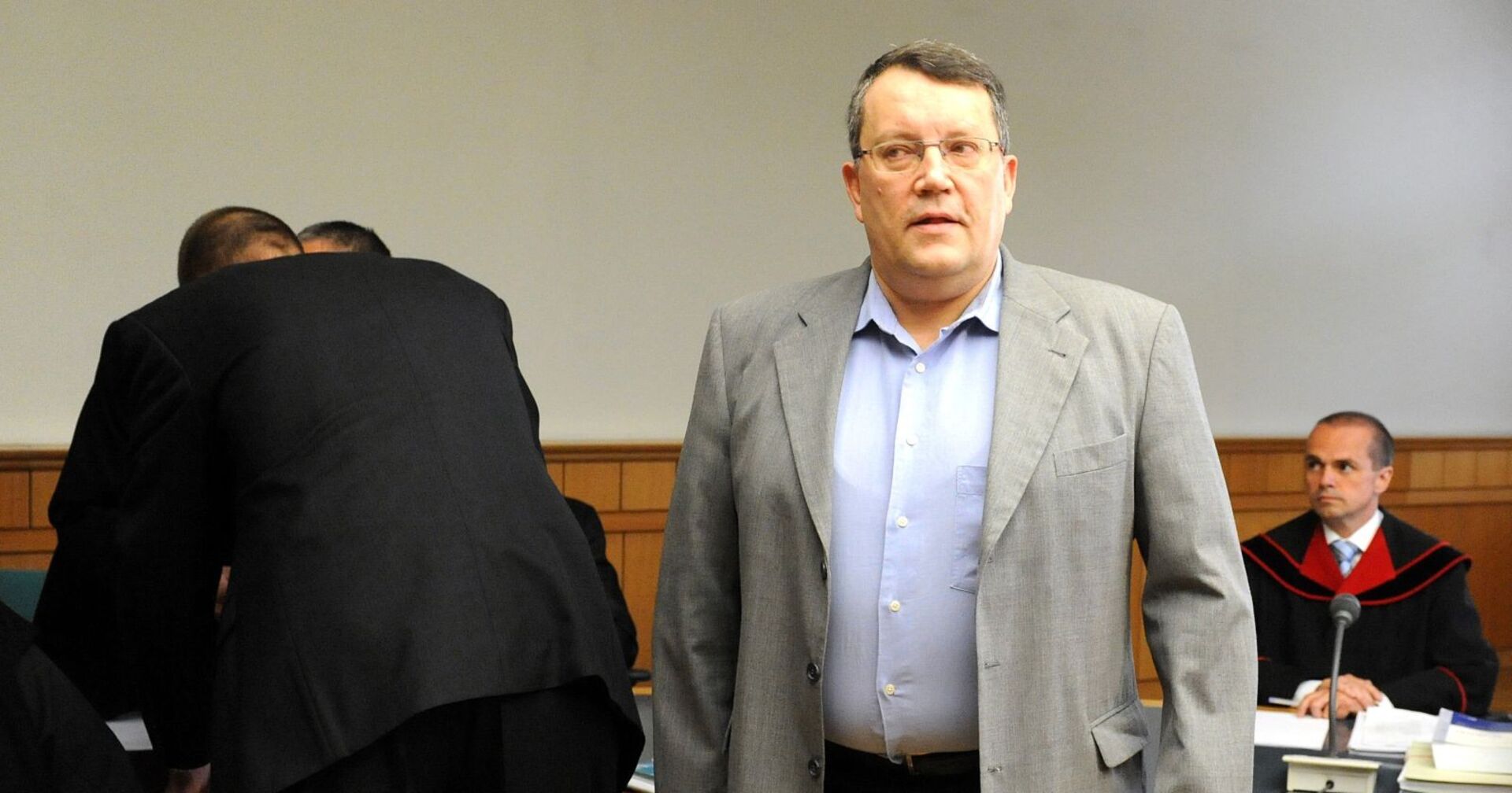 Der Angeklagte und als Rechtsextremist bekannte, Gottfried Küssel, am Dienstag, 26. Juni 2012, vor Beginn des Prozesses im Wiener Straflandesgericht. Der Leitfigur der heimischen rechtsextremen Szene wurde nationalsozialistische Wiederbetätigung vorgeworfen