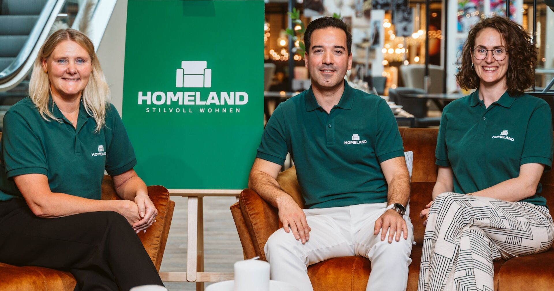 Die Geschäftsführung des neuen Möbelhauses Home auf einer braunen Couch