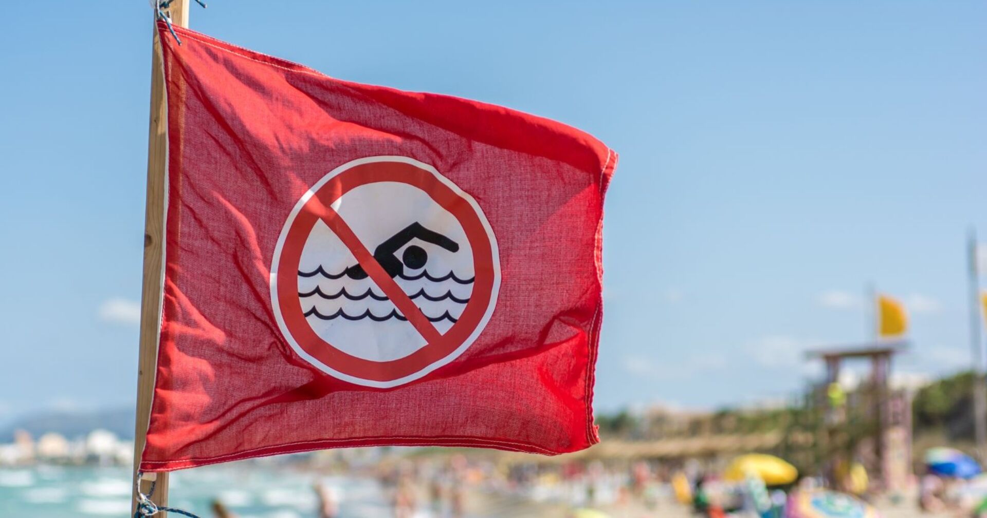 Rote Flagge mit Schwimmverbot am Strand als Warnung nach Hai-Angriff in Sydney.