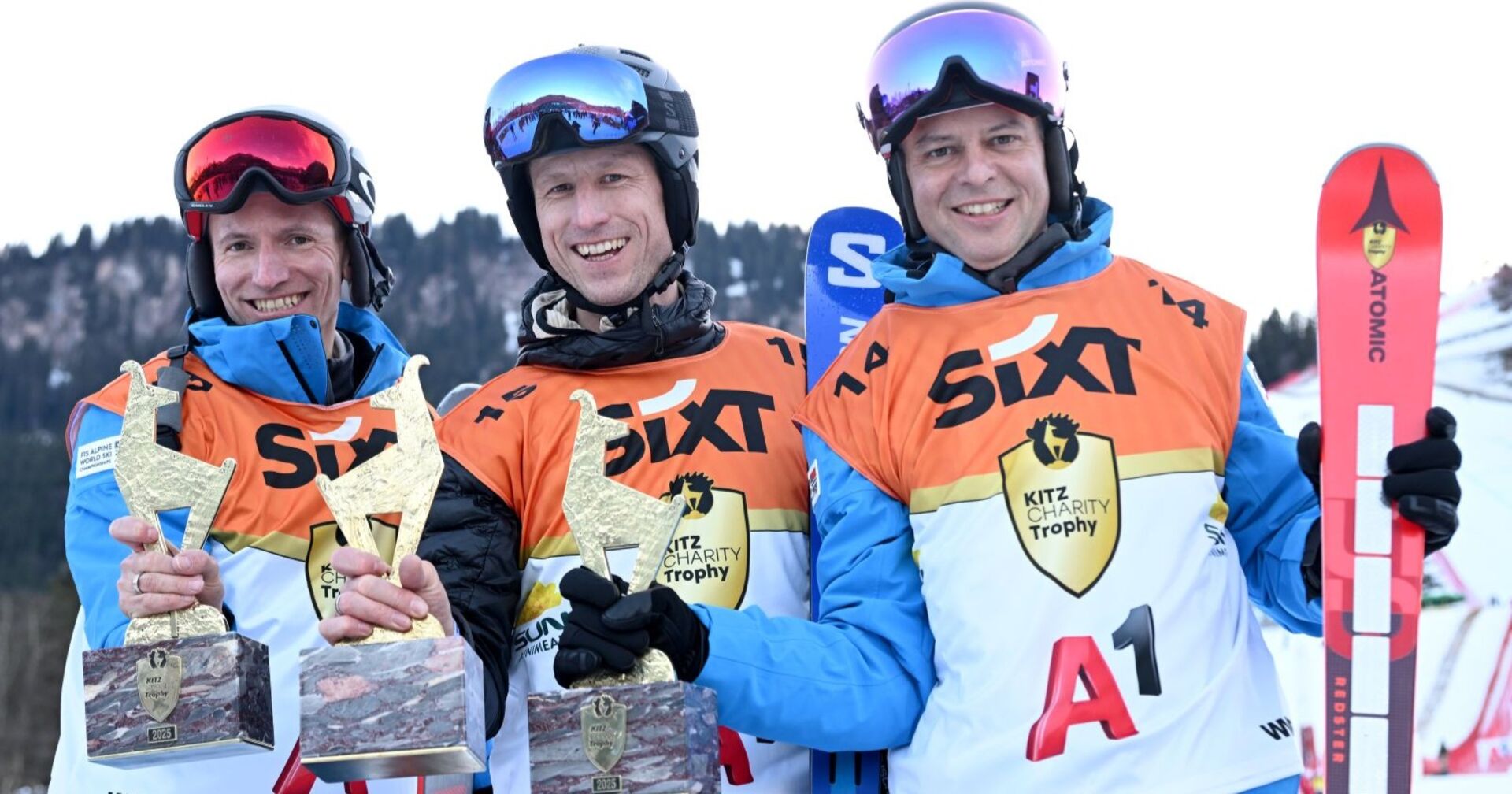 Das Siegerteam mit (v.l.) Martin Resel, dem ehemaligen Skirennfahrer Hannes Reichelt und Thomas Arnoldner anlässlich des? KitzCharityTrophy 2025&quot;-Events am Samstag, 25. Jänner 2025, im Zielbereich der Streif in Kitzbühel