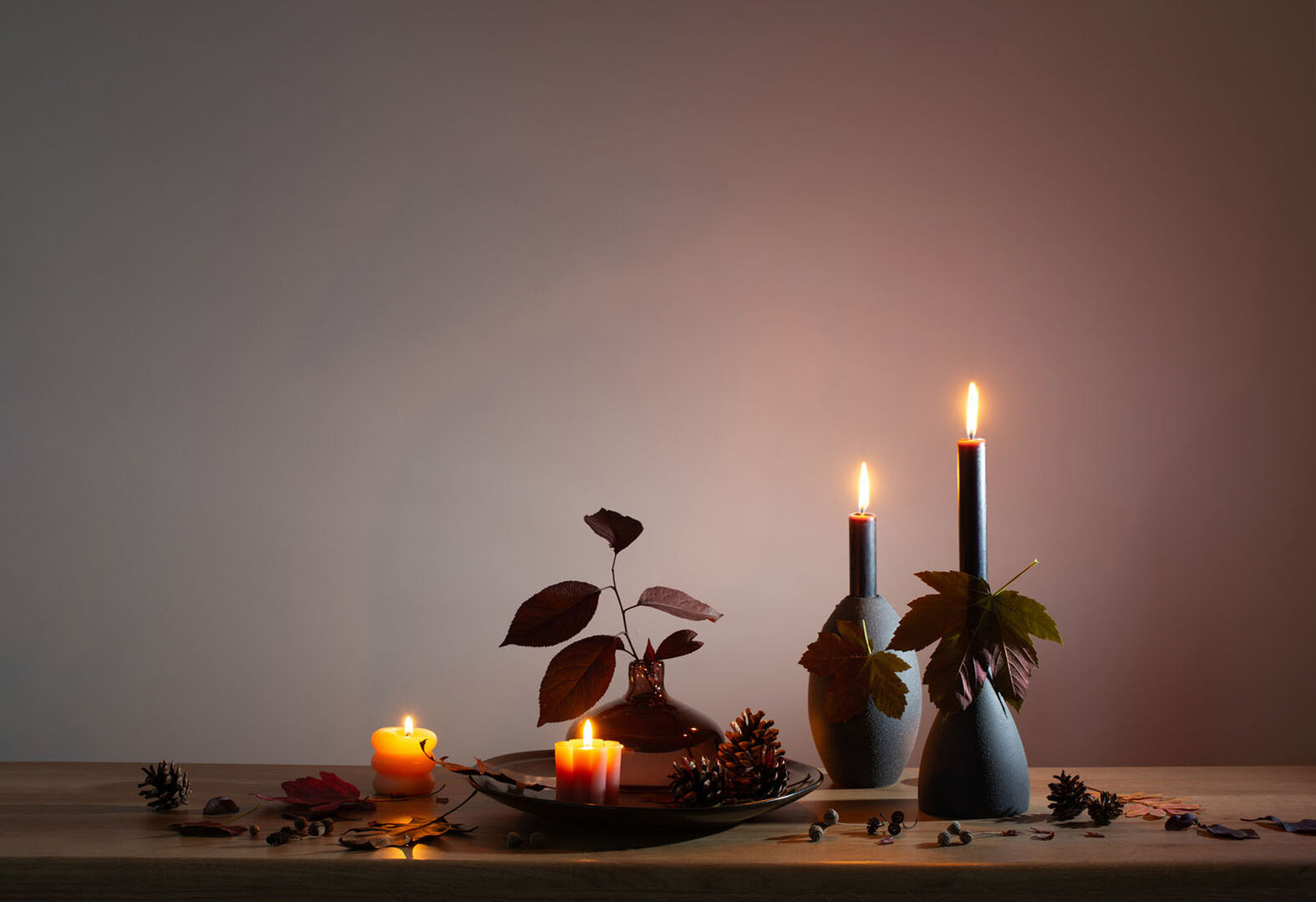 Schwarze Kerzen und Kerzenhalter | Credit: iStock.com/Maya23K