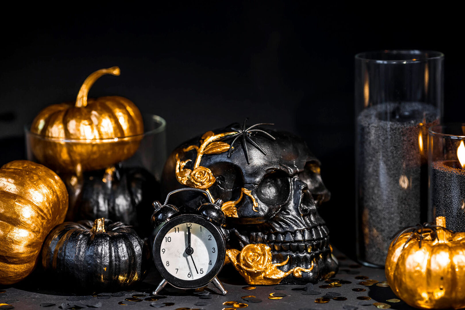 Schwarzer Totenkopf und goldene Kürbisse | Credit: iStock.com/Julia Klueva
