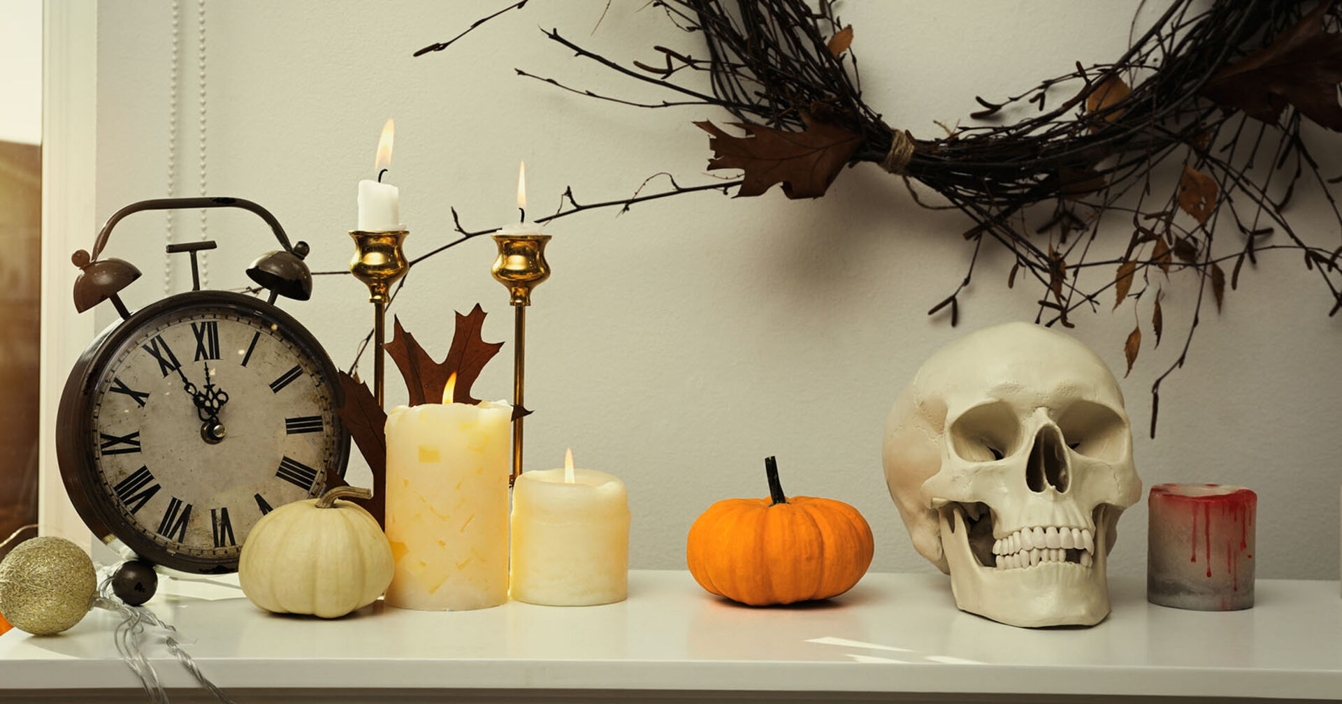 Totenkopf mit Kürbissen | Credit: iStock.com/Liudmila Chernetska