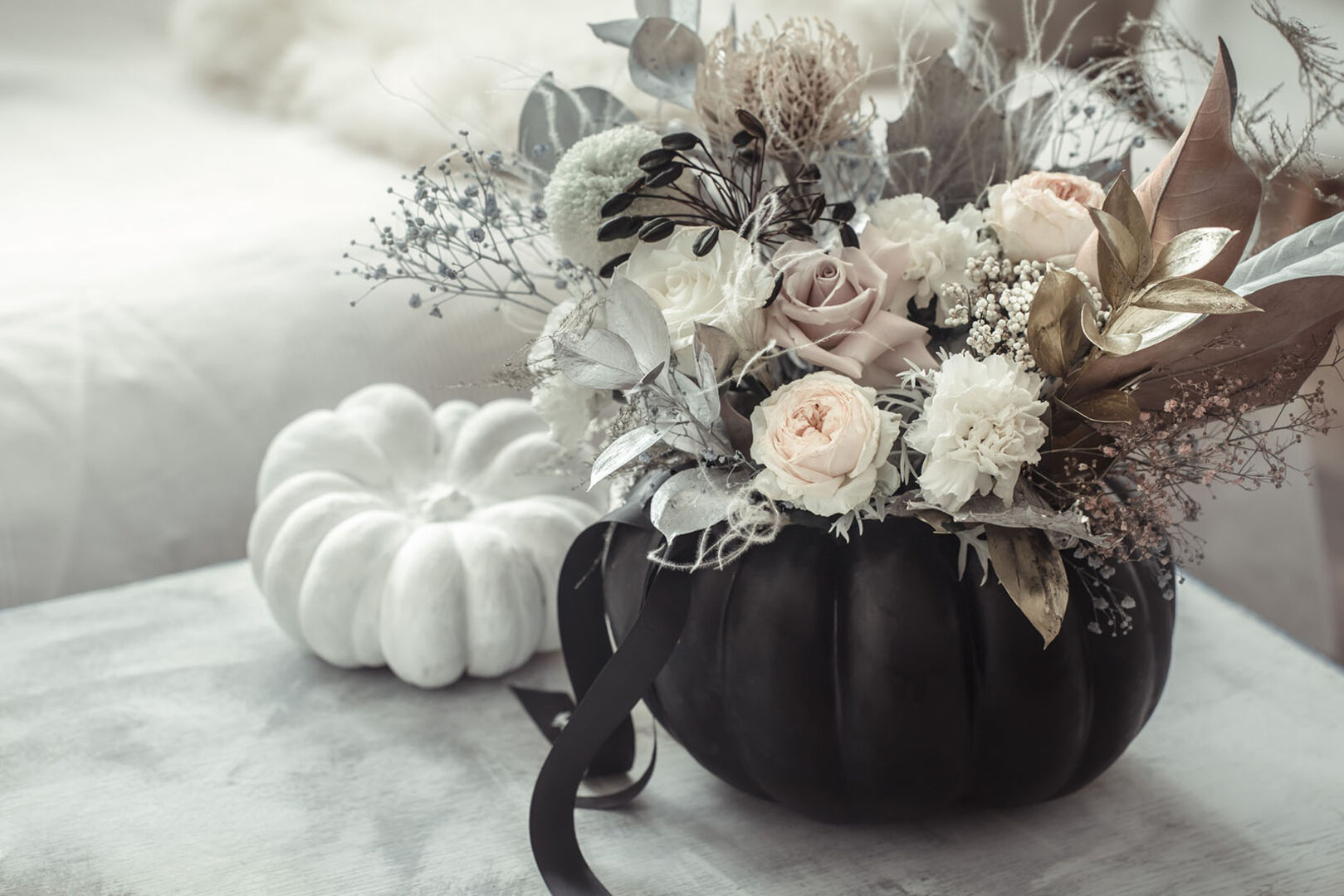 Schwarze Vase mit Trockenblumen | Credit: iStock.com/puhimec