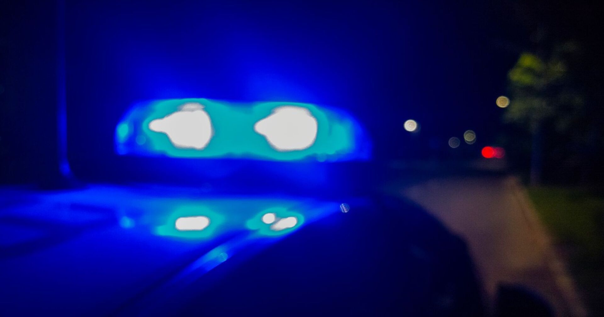 Leuchtende Polizeisirene bei Nacht