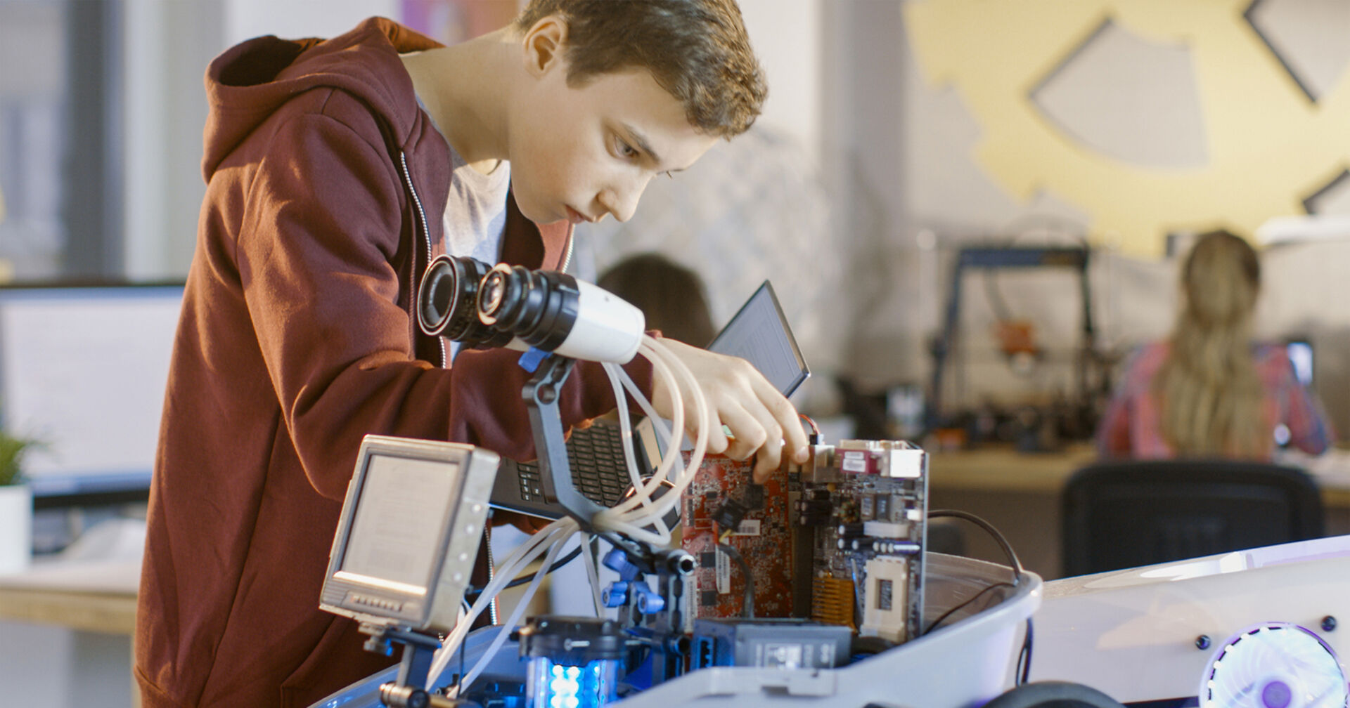 Schüler arbeitet an Roboter | Credit: iStock.com/gorodenkoff