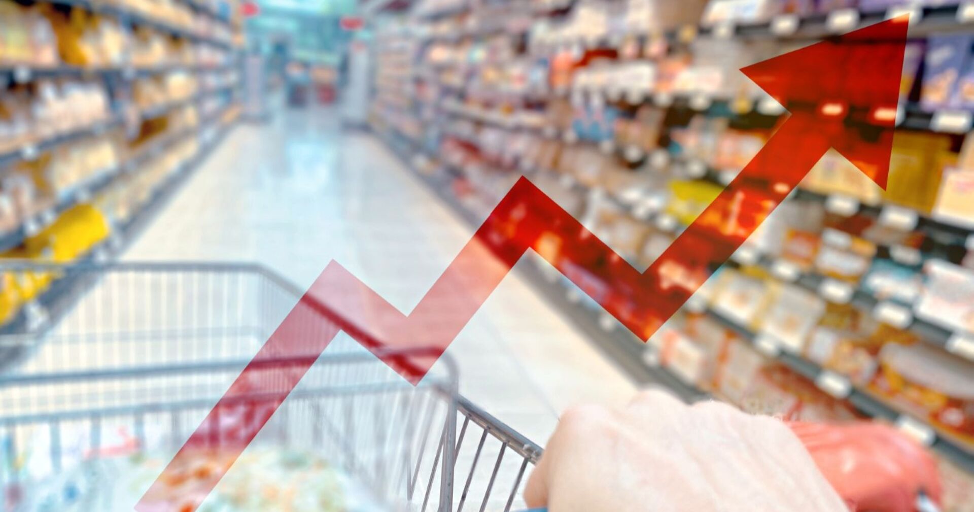 Supermarktgang mit Einkaufswagen, rote Pfeilgrafik nach oben – Symbolbild für steigende Inflation und Lebensmittelpreise in Österreich im August 2025.