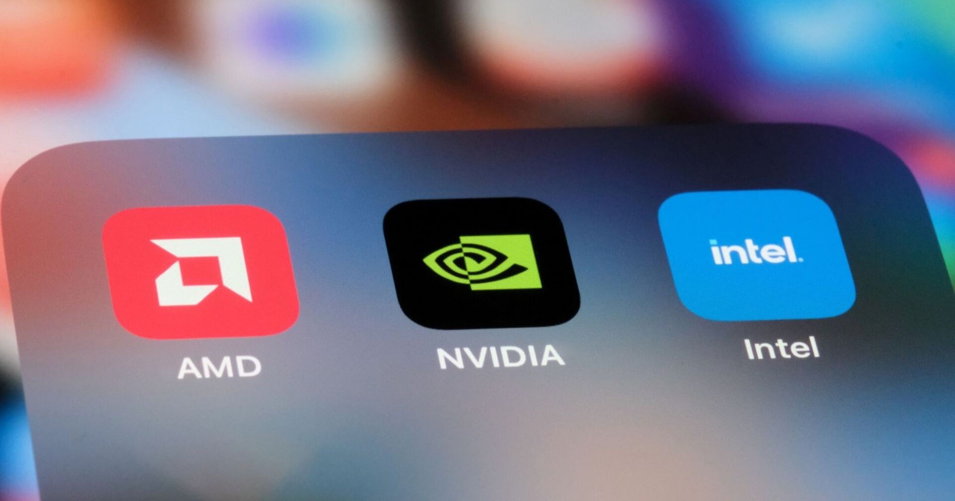 Benutzeroberfläche eines iPhones mit IOS-Betriebssystem mit App-Buttons von AMD, Nvidia und Intel in einem Ordner