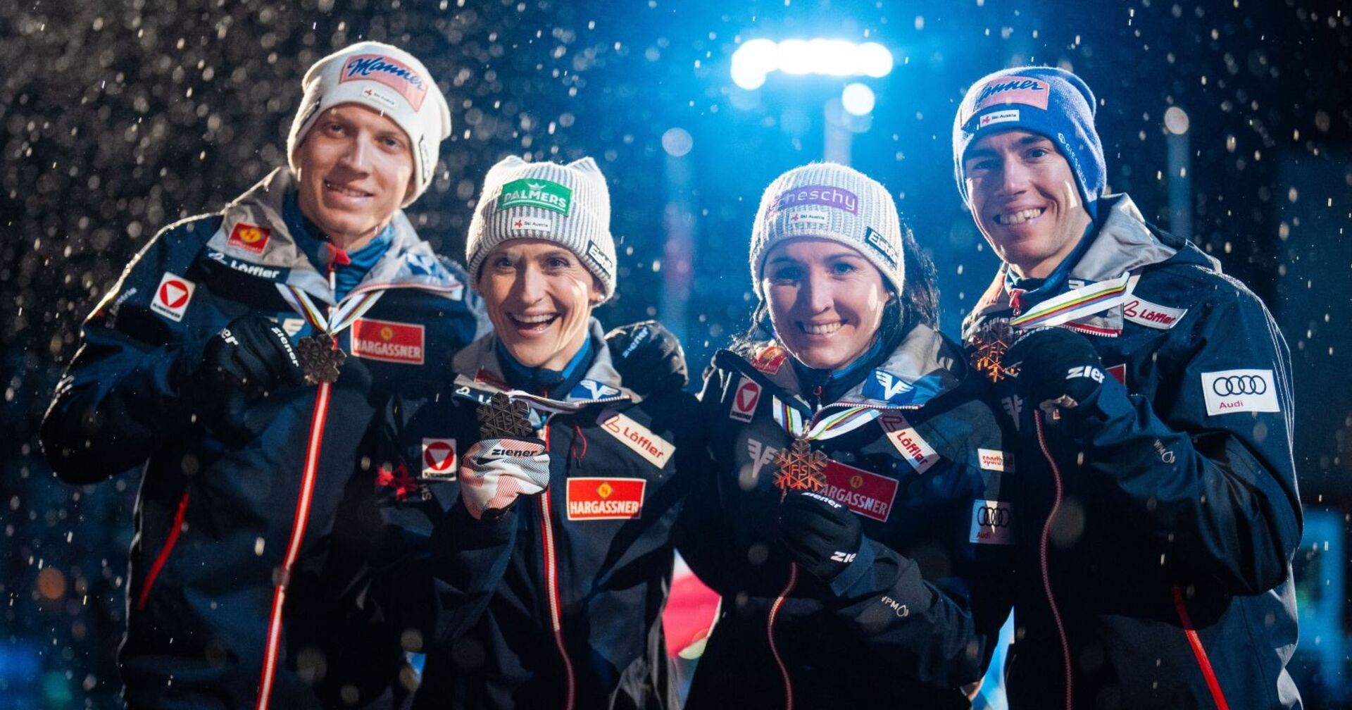 Bronze für Jan Hoerl, Eva Pinkelnig, Jacqueline Seifriedsberger und Stefan Kraft am Mittwoch, 05. März 2025, während der Medaillenzeremonie zum Mixed Team Bewerb auf der Großschanze anl. der Nordischen Ski WM auf der Medal Plaza in Trondheim