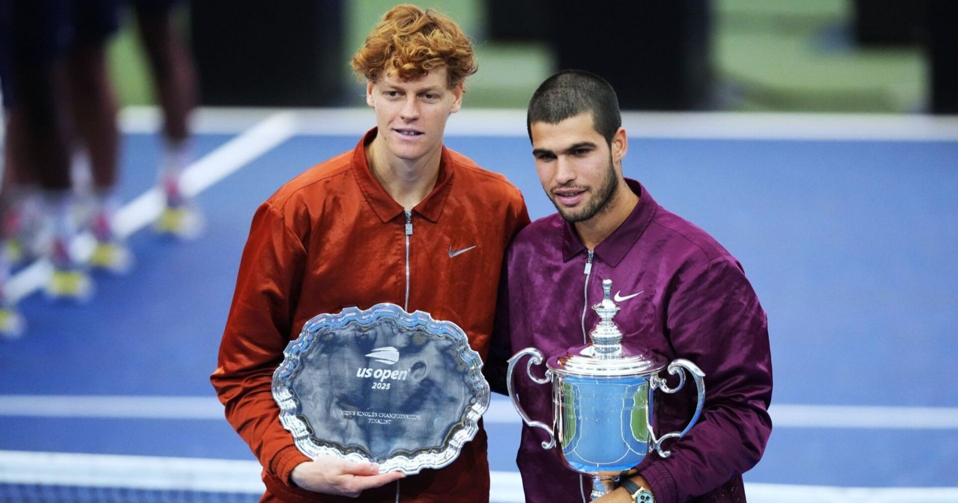 ChatGPT:  Sieger Carlos Alcaraz (R) aus Spanien und der Zweitplatzierte Jannik Sinner aus Italien posieren mit ihren Trophäen nach ihrem Herren-Einzelfinale bei den US-Open-Tennismeisterschaften 2025 in New York, Vereinigte Staaten, am 7. September 2025
