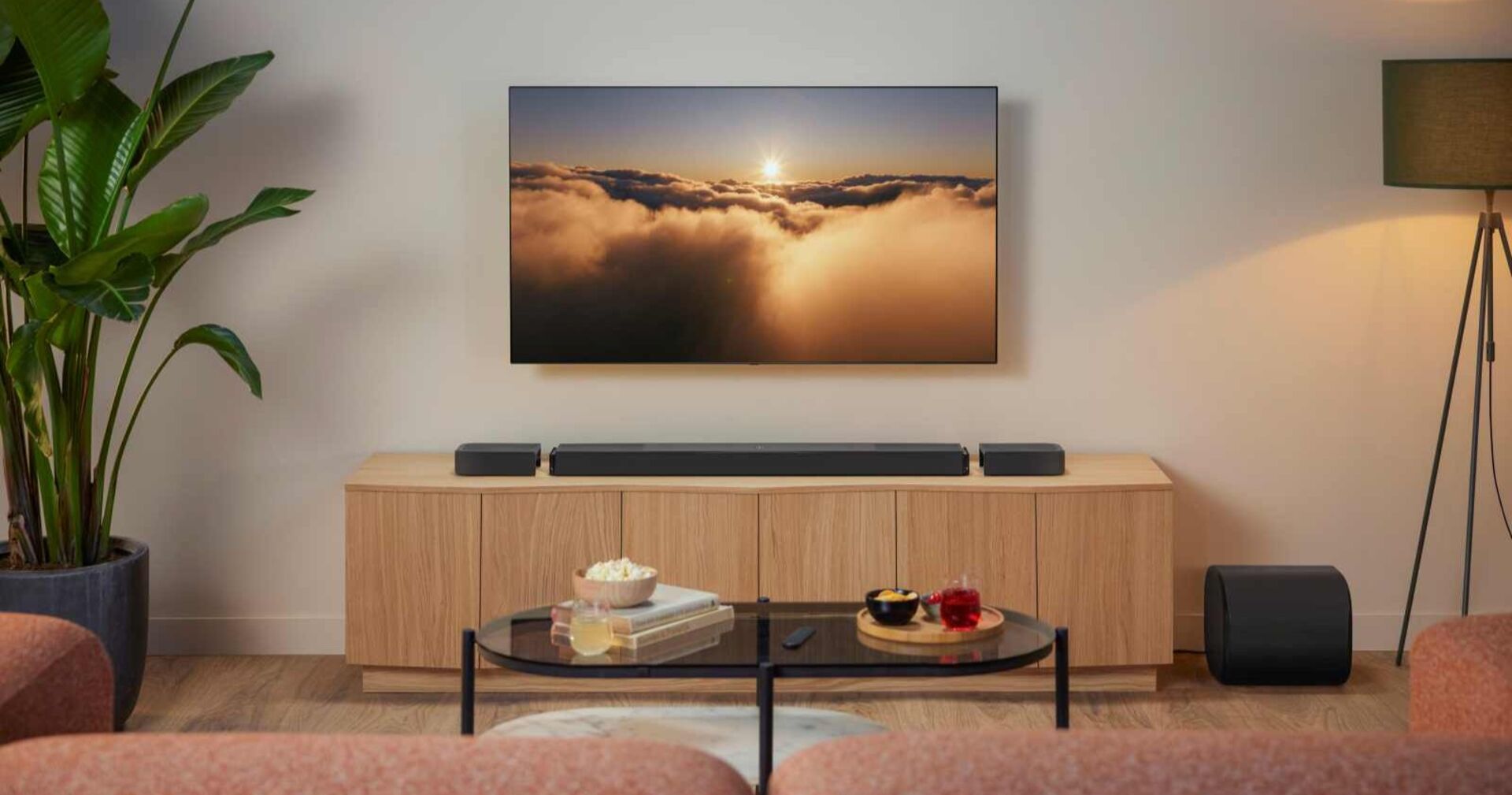 JBL Bar unter TV im Wohnzimmer.