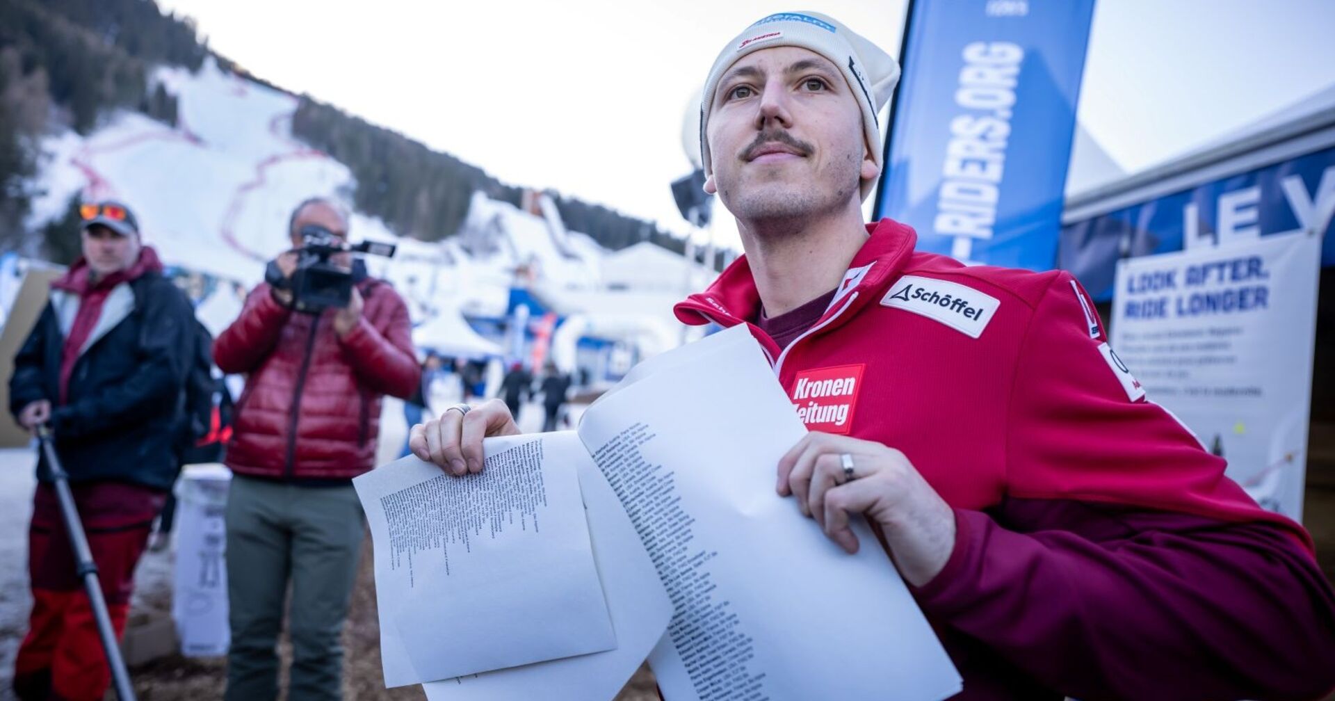 Alpiner Skisport, Weltmeisterschaften, Abfahrt, Herren: Julian Schütter, Skirennläufer (Österreich) und Klimaschutzaktivist, präsentiert einen Brief, der von rund 150 Athletinnen und Athleten unterzeichnet wurde und den er dem Internationalen Skiverband FIS übergeben möchte. In dem Schreiben fordern die Sportler mehr Engagement im Kampf gegen den Klimawandel.
