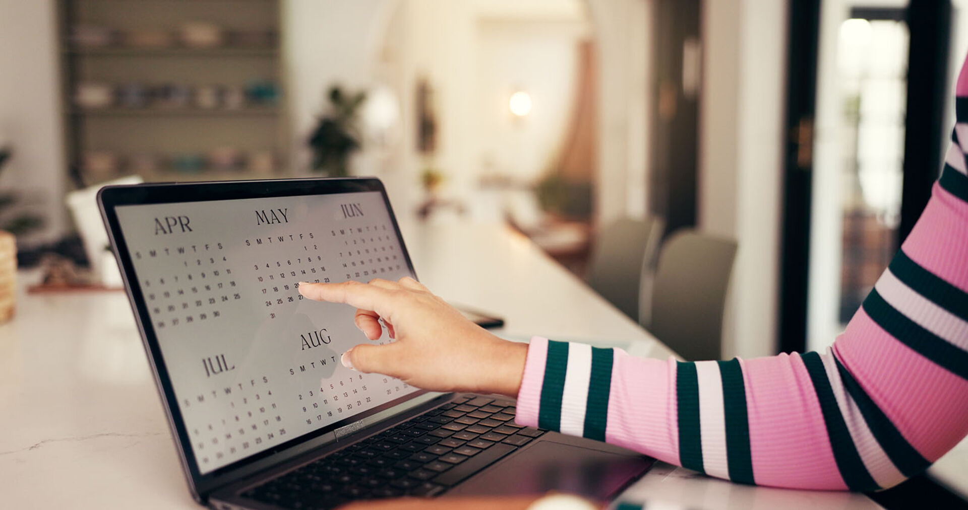 Frau sucht etwas auf ihrem Kalender | Credit: iStock.com/Jacob Wackerhausen