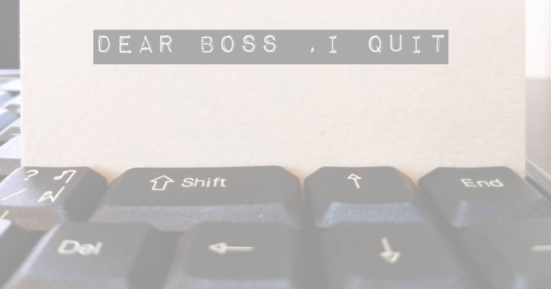 Eine Computertastatur, hinter der ein Blatt Papier mit der Aufschrift &quot;Dear boss, I quit&quot; zu sehen ist