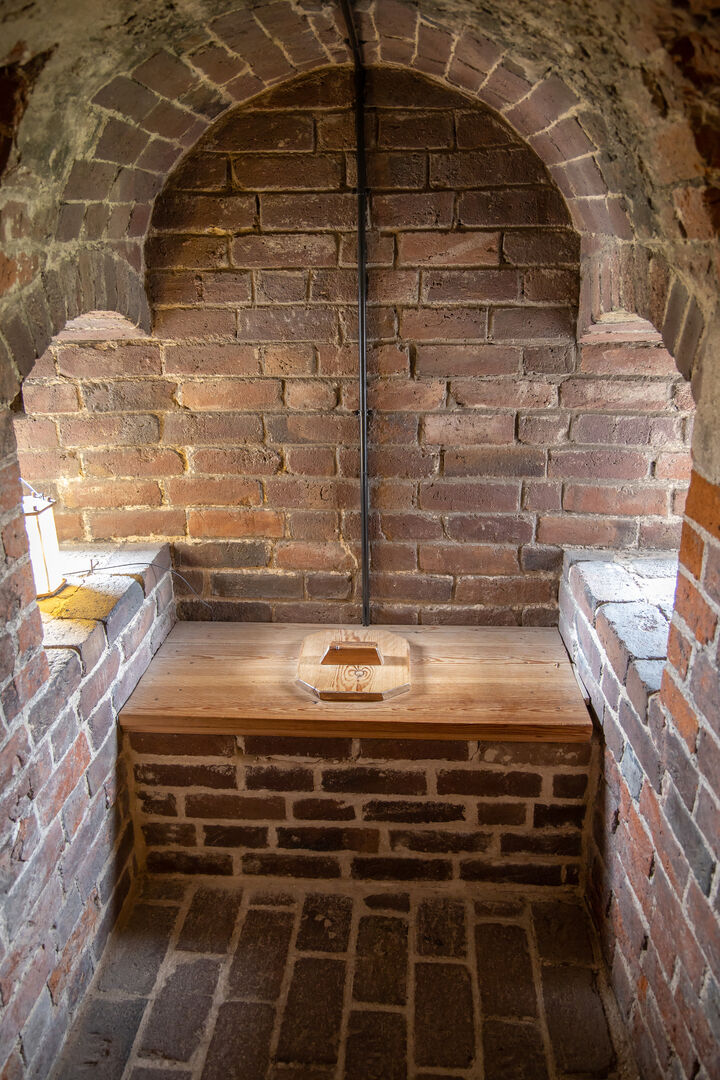 Eine mittelalterliche Toilette in einem gemauerten Burgzimmer