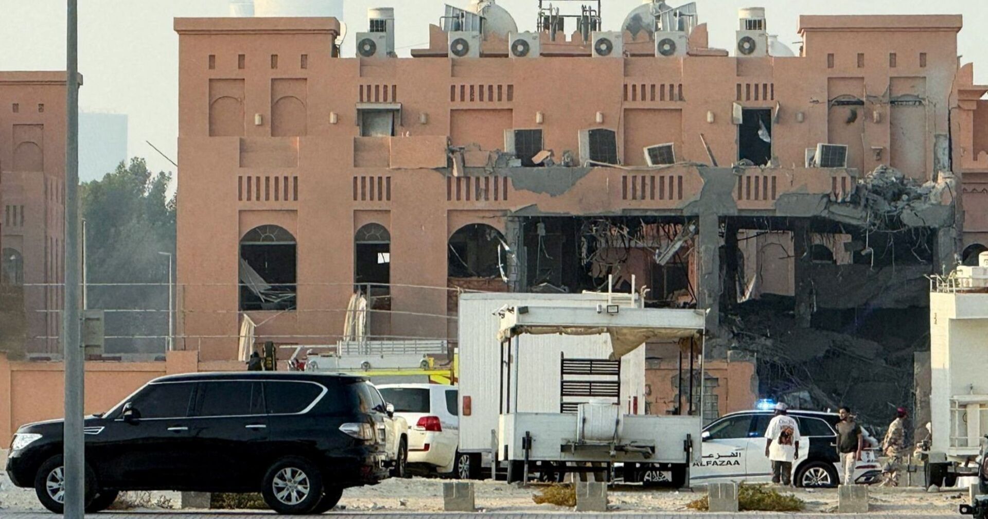 Zerstörtes Wohn- und Bürogebäude in Doha, Katar, nach israelischem Luftangriff – Fassade eingestürzt, Einsatzkräfte und Fahrzeuge vor Ort.