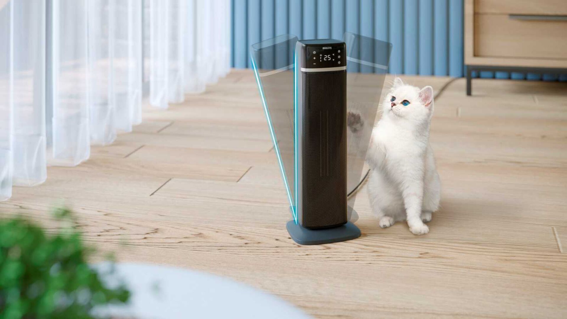 Junge weiße Katze mit blauen Augen tippt auf einem hellen Holzboden in einer Wohnung einen Keramikheizlüfter an, versetzte Bilder sollen zeigen, wie dieser schwingt.