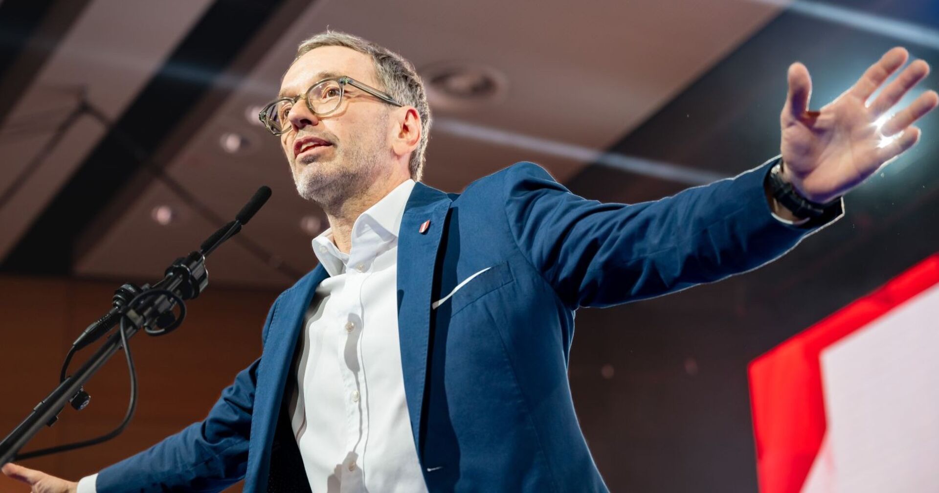 Herbert Kickl auf der Bühne.