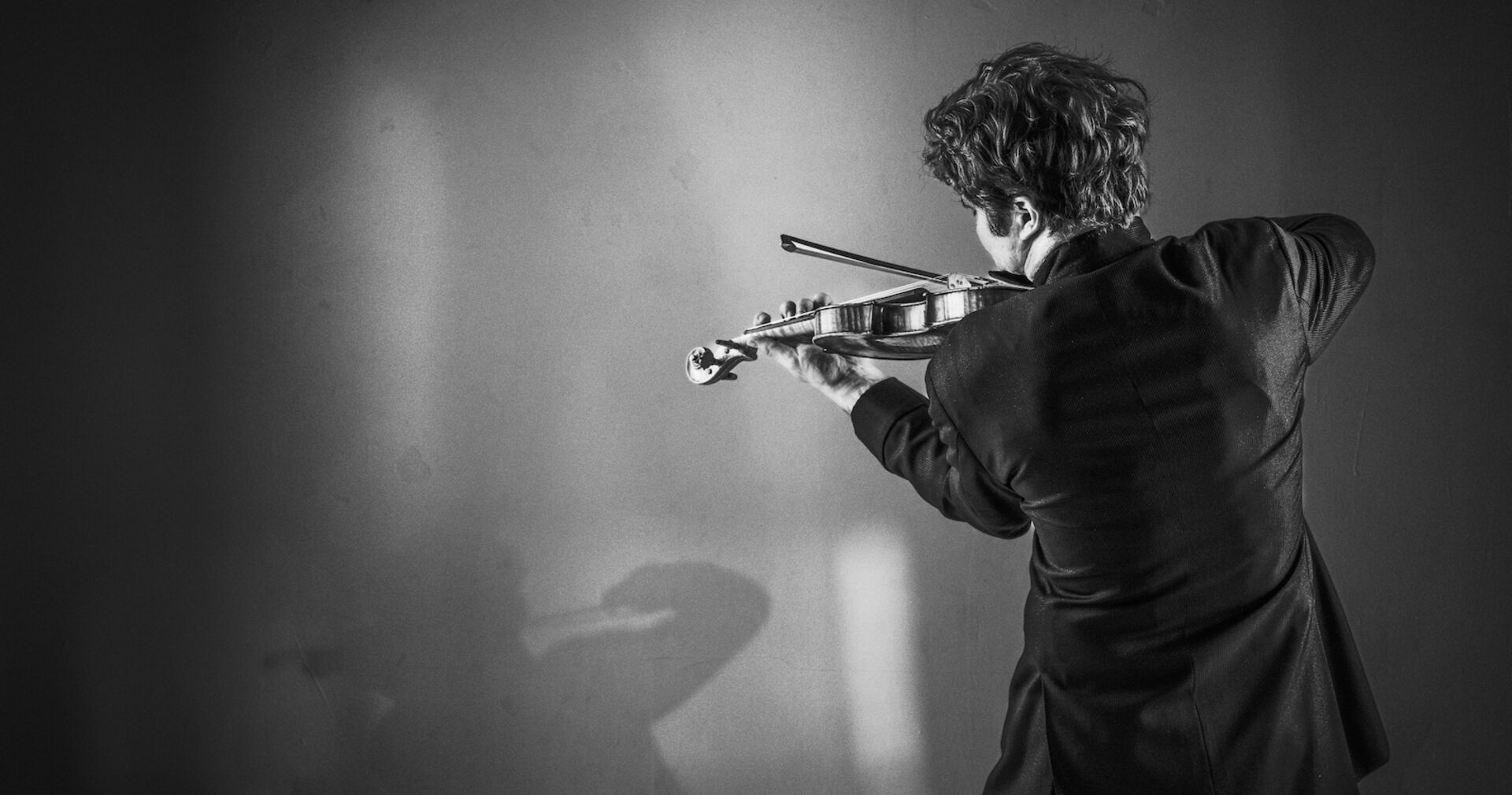 Ein Mann spielt auf einer Geige.