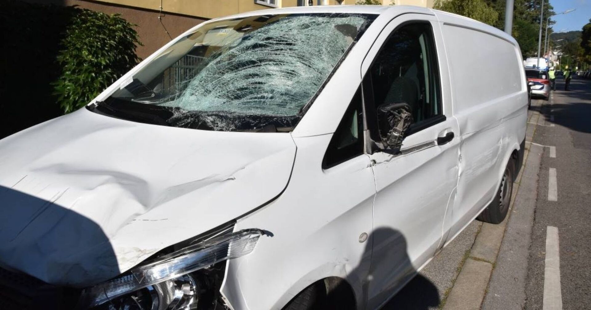 Unfallfahrzeug in der Krottenbachstraße