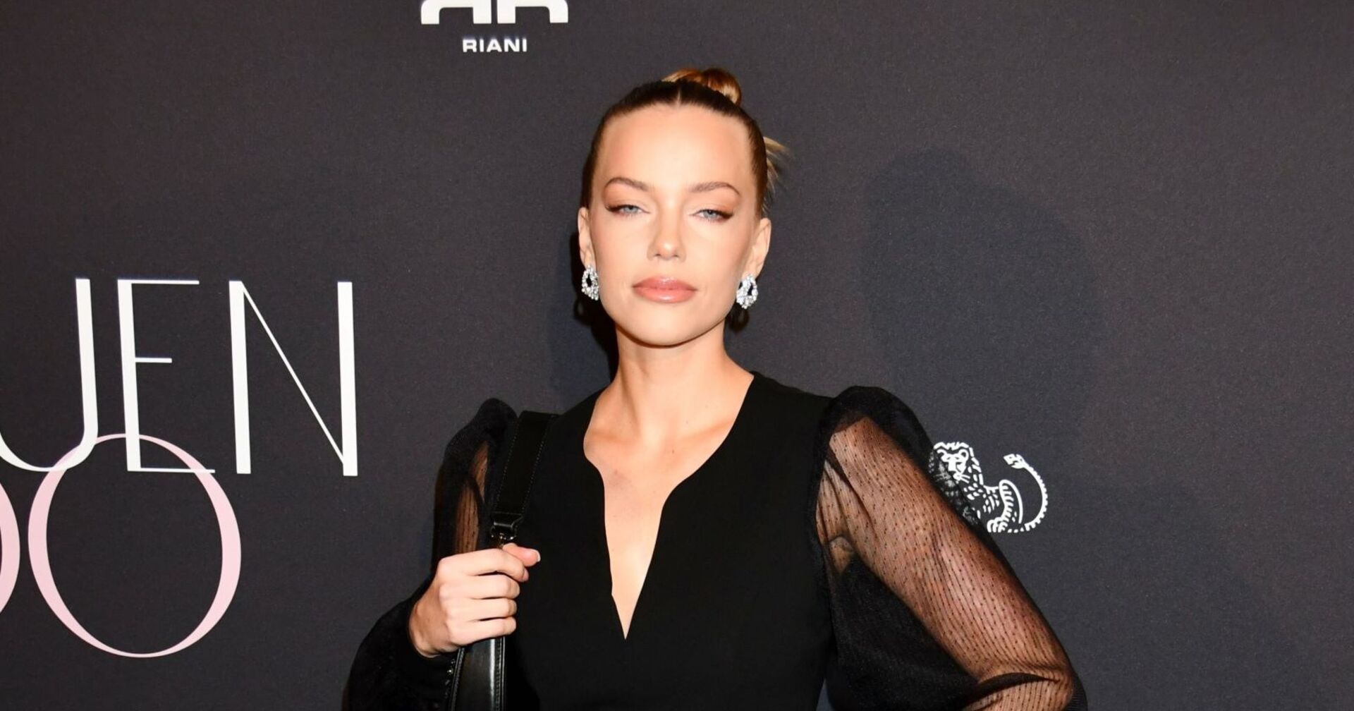 Laura Maria Rypa in einem schwarzen Kleid