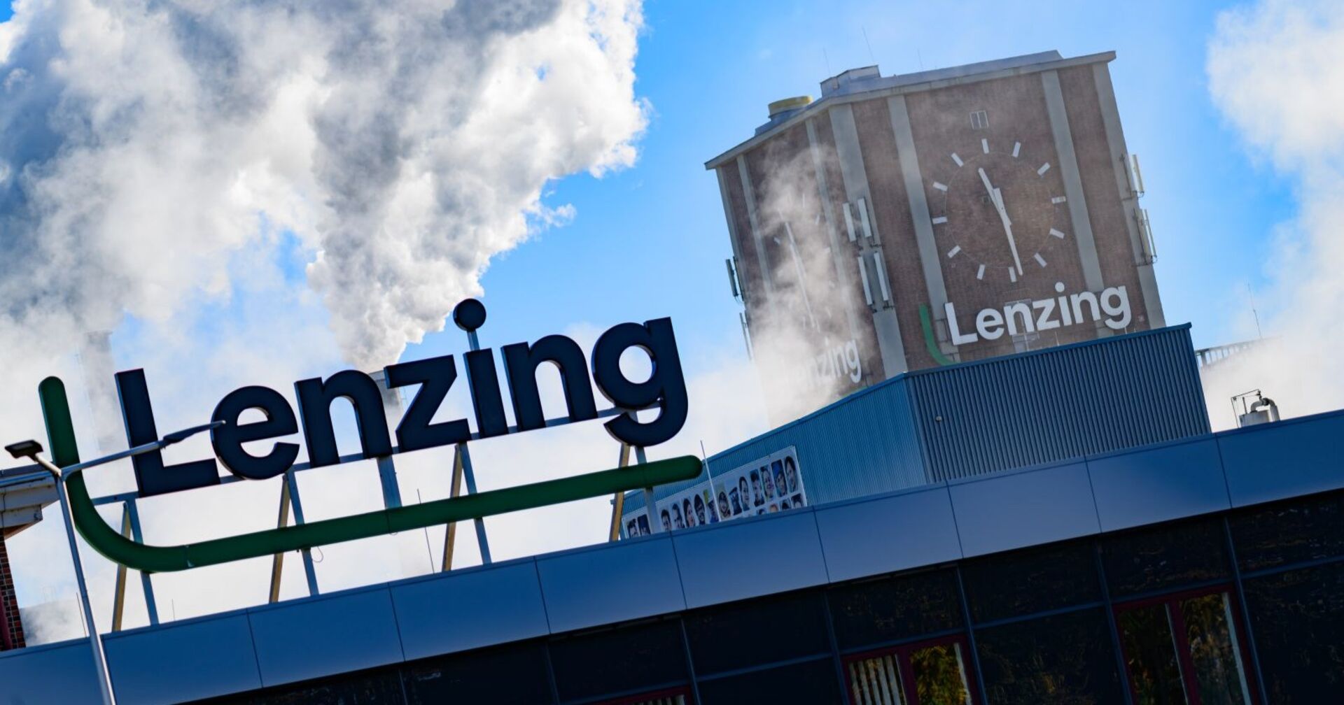 Lenzing Werk in Oberösterreich mit Firmenlogo und Fabriksturm – geplanter Stellenabbau von bis zu 500 Arbeitsplätzen beim Faserhersteller