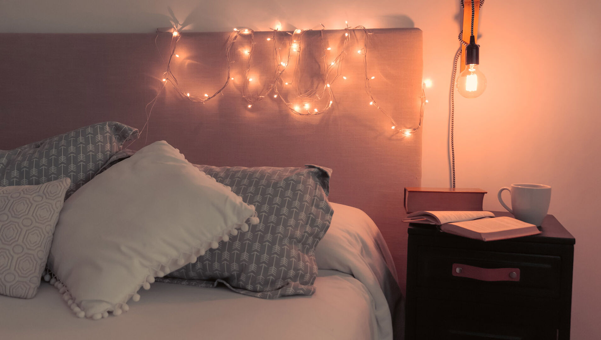 Bett mit Lichterkette | Credit: iStock.com/Pablo Gatte