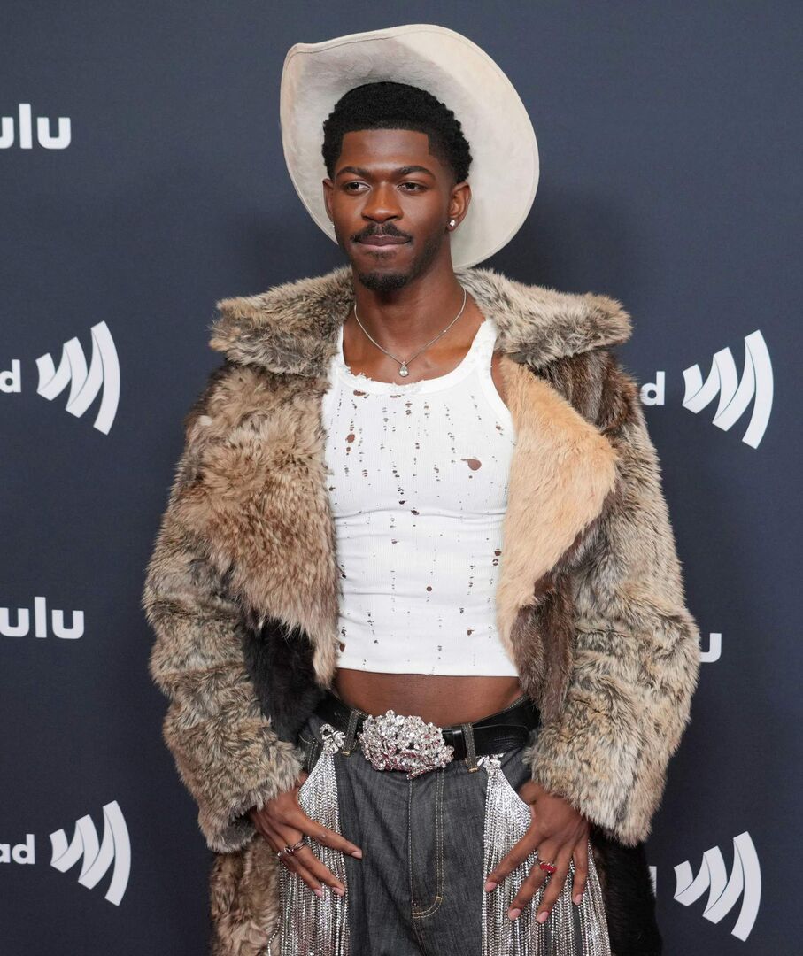 Lil Nas X mit Cowboyhut und Fellmantel auf dem roten Teppich – Musiker, der mit ‚Old Town Road‘ Genregrenzen sprengte und Weltruhm erlangte