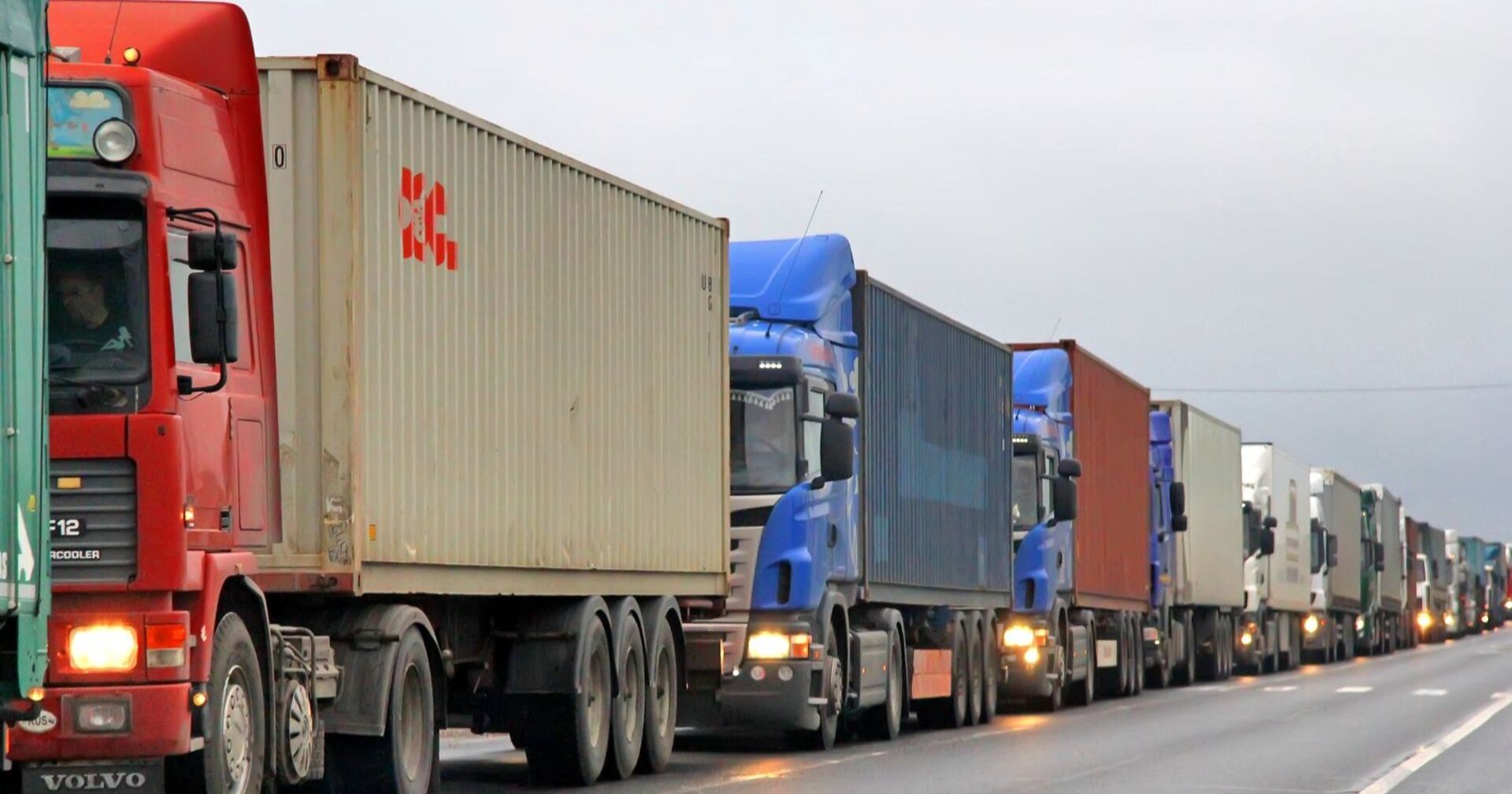 Lkw-Kolonne auf einer Straße