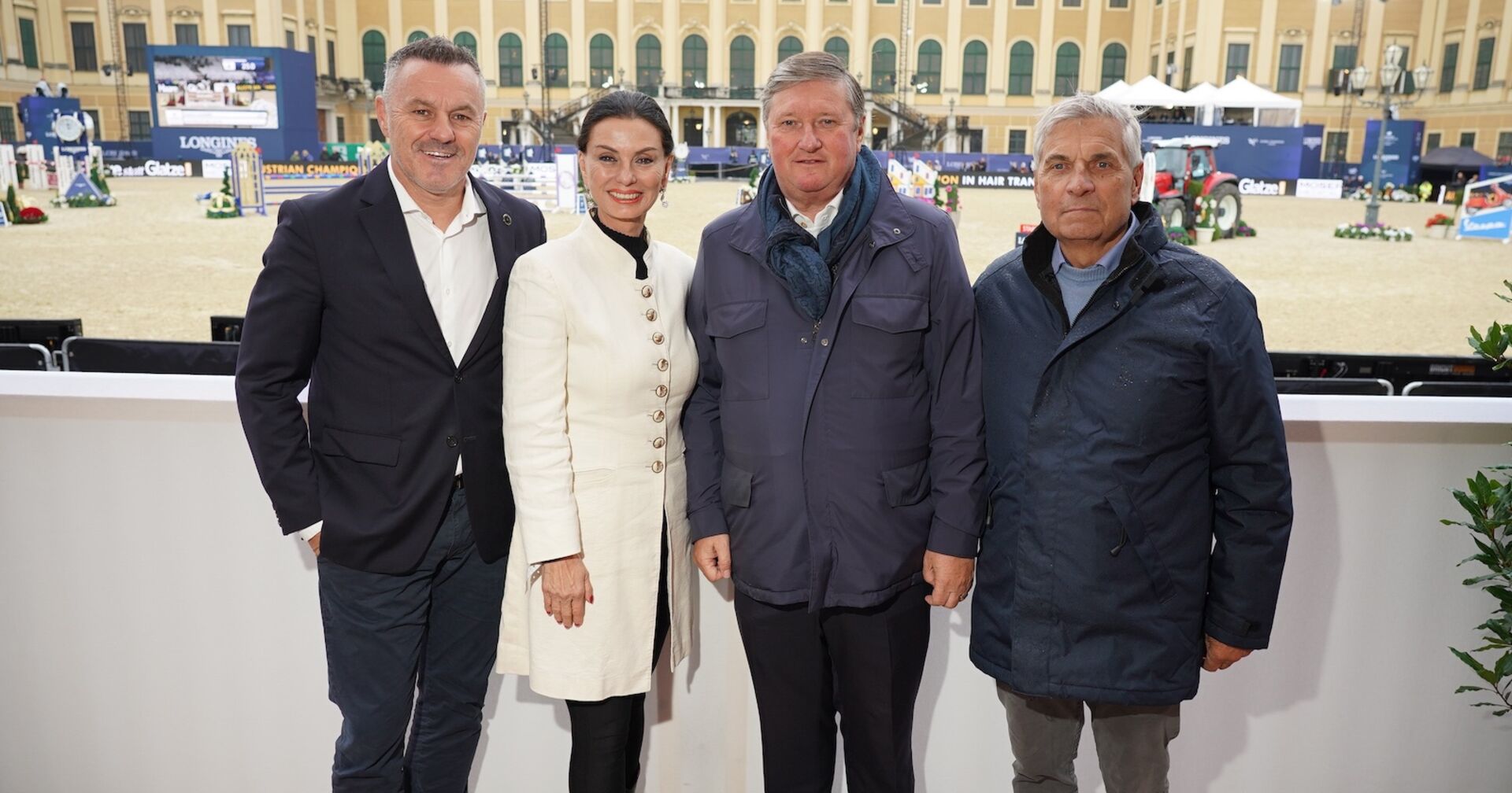 Vier Pferdefreunde vor der Kulisse des Schloss Schönbrunn