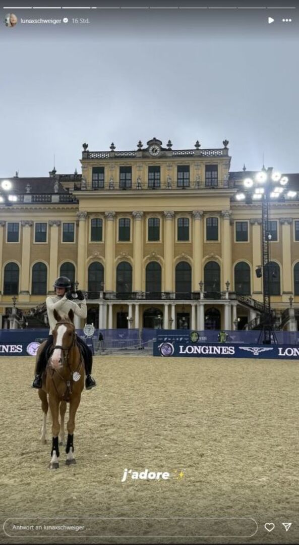 Luna Schweiger auf einem Pferd in Schönbrunn