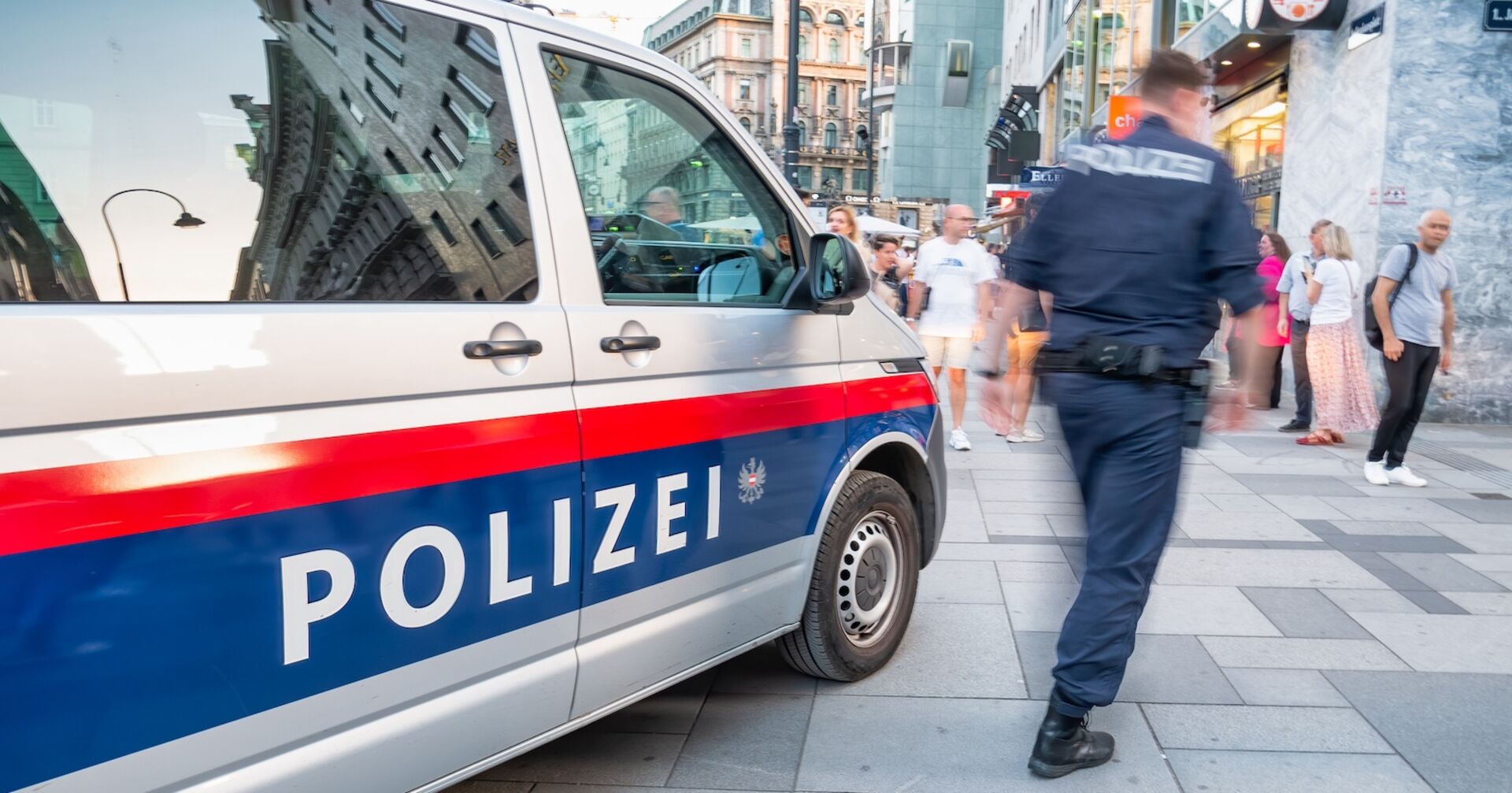 Polizist eilt zu einem Einsatz.
