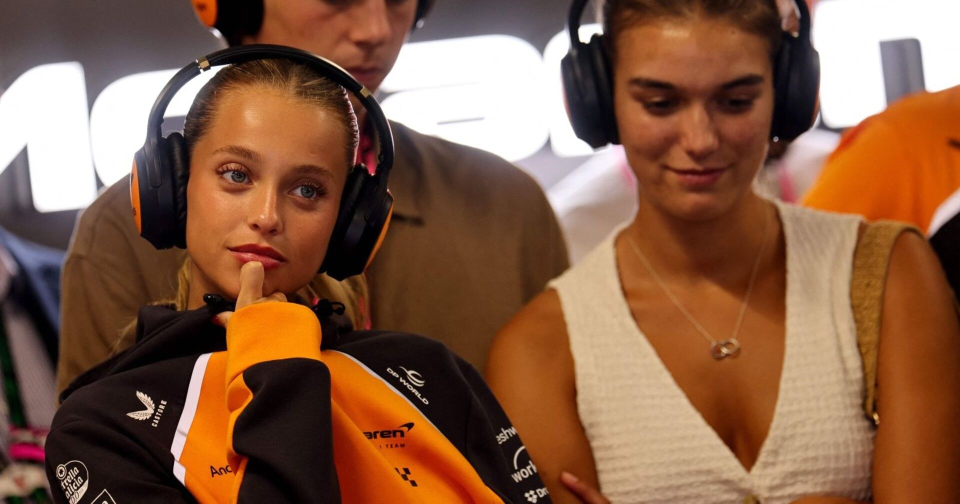 Margarida Corceiro (L), portugiesische Fernsehschauspielerin und Model sowie Freundin des britischen McLaren-Fahrers Lando Norris (nicht im Bild), verfolgt das Rennen beim Formel-1-Grand-Prix von Ungarn auf dem Hungaroring in Mogyoród bei Budapest, Ungarn, am 3. Augus